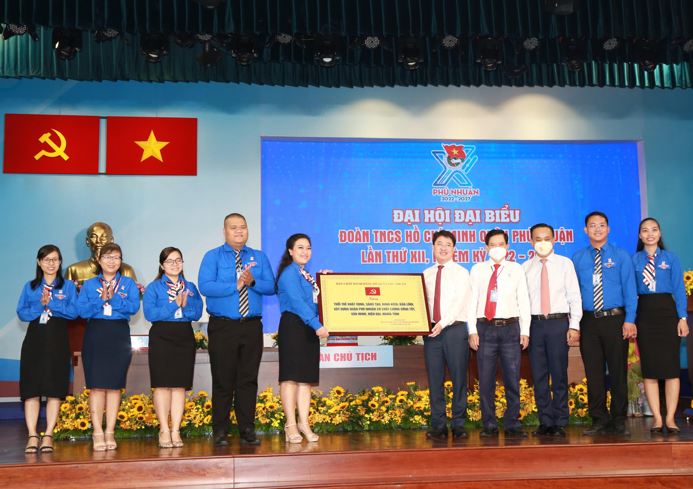 Quận ủy Phú Nhuận tặng bảng đồng cho tuổi trẻ quận nhà.