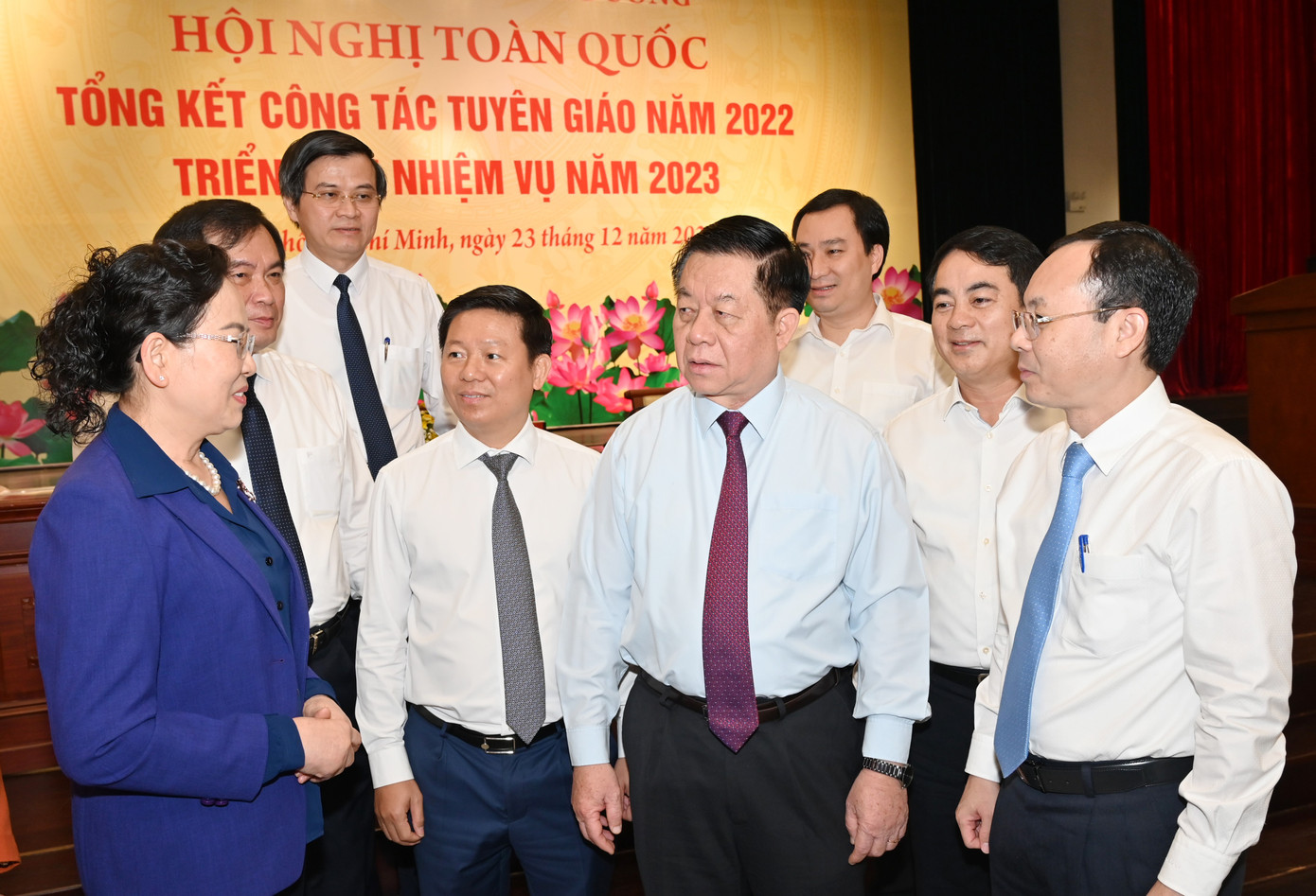 Các đồng chí lãnh đạo Ban Tuyên giáo Trung ương trò chuyện bên lề hội nghị cùng các đại biểu. Ảnh: Quốc Thanh