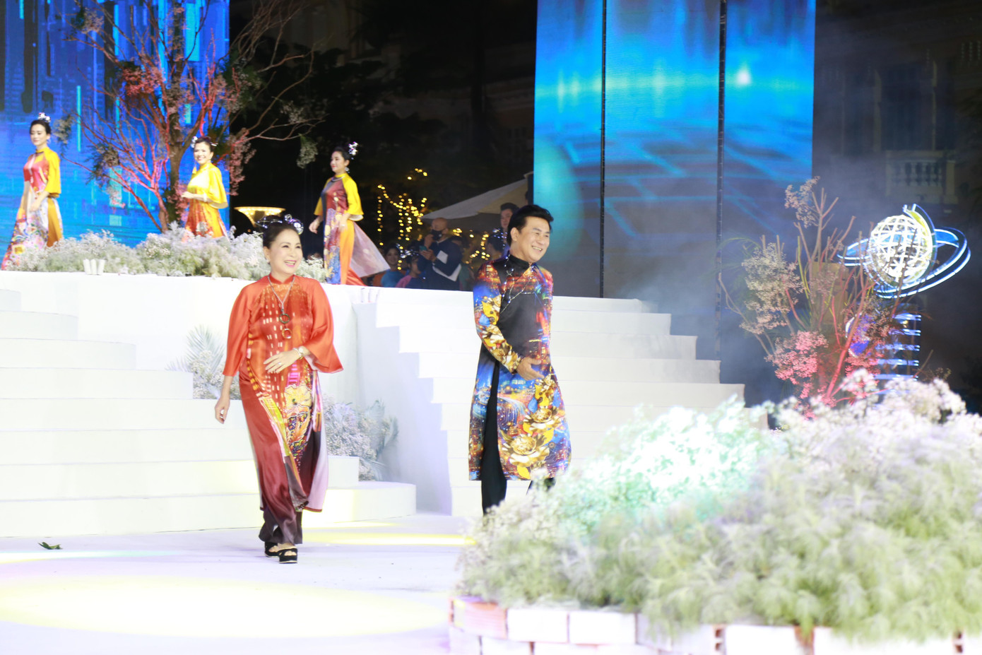 NSND Kim Xuân, Tạ Minh Tâm tươi cười rạng rỡ sải bước NSND Kim Xuân, Tạ Minh Tâm tươi cười rạng rỡ sải bước