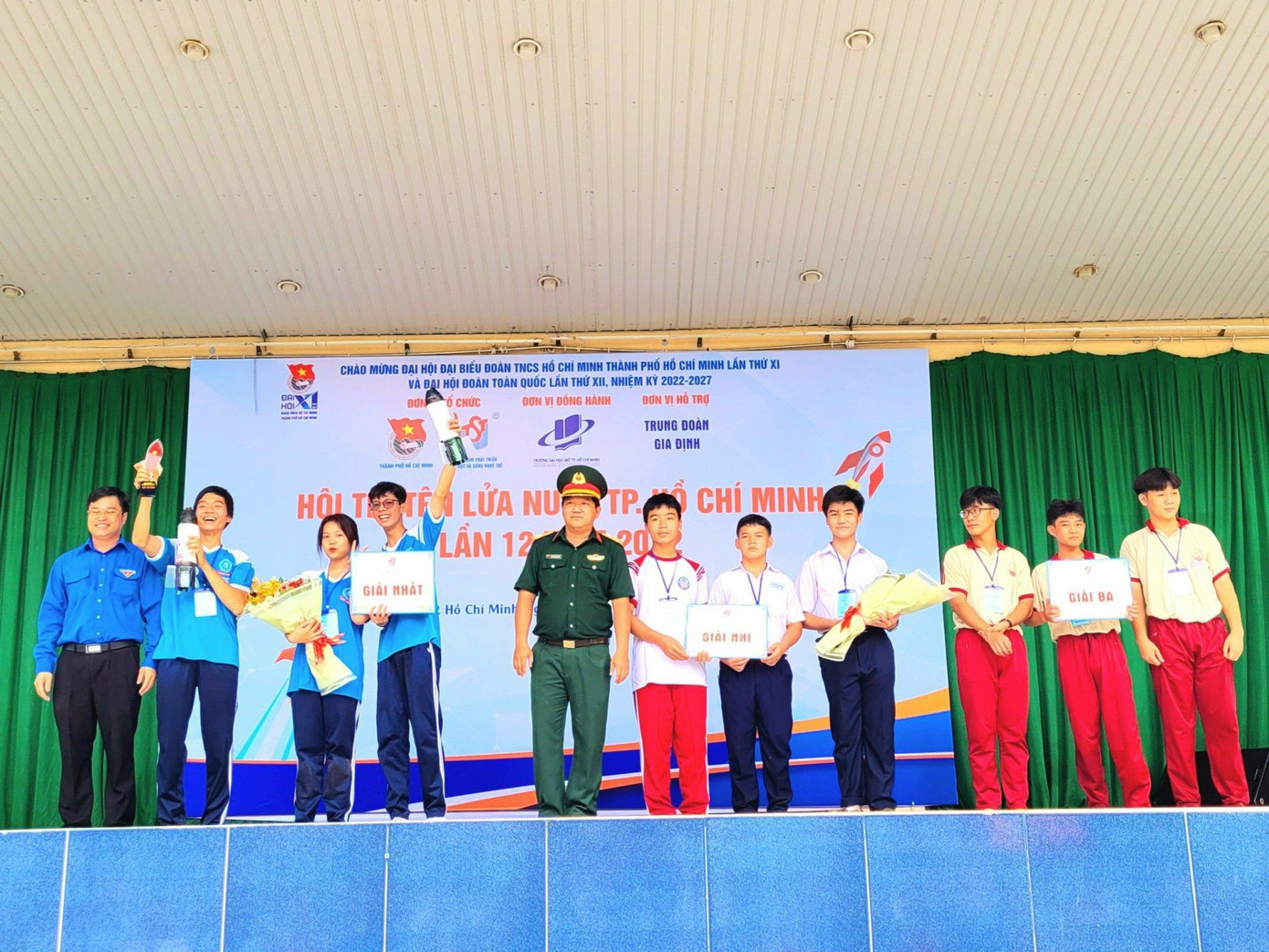 Chung cuộc, giải Nhất hội thi đã được trao cho các học sinh đến từ Trường THPT Chuyên Năng khiếu TDTT Nguyễn Thị Định (quận 8). Ban tổ chức đã trao giải Nhì cho các học sinh của Trường THCS Nguyễn An Ninh (quận 12) và giải Ba cho đội thi Trường THCS Phạm Văn Chiêu (quận Gò Vấp). Chung cuộc, giải Nhất hội thi đã được trao cho các học sinh đến từ Trường THPT Chuyên Năng khiếu TDTT Nguyễn Thị Định (quận 8). Ban tổ chức đã trao giải Nhì cho các học sinh của Trường THCS Nguyễn An Ninh (quận 12) và giải Ba cho đội thi Trường THCS Phạm Văn Chiêu (quận Gò Vấp).