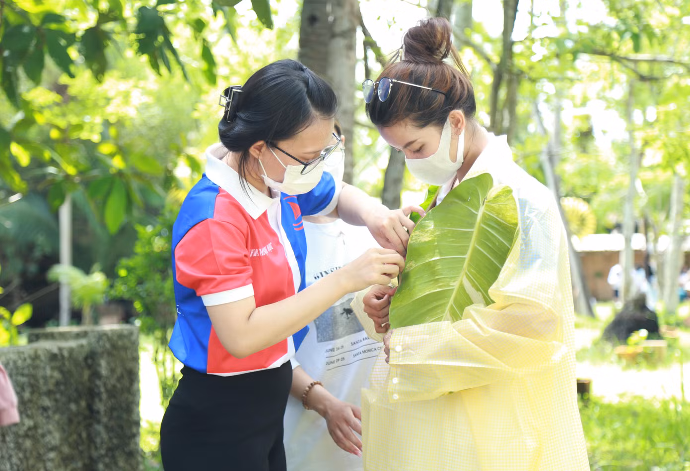 Các bạn sinh viên trổ tài thiết kế trang phục từ các loại lá cây. Các bạn sinh viên trổ tài thiết kế trang phục từ các loại lá cây.