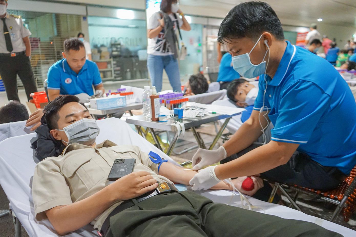 Một nhân viên an ninh Cảng Hàng không sân bay Tân Sơn Nhất tham gia hiến máu cho biết, để có thể tham gia chương trình ý nghĩa này, nhiều người đã luân phiên thay ca trực cho nhau để đảm bảo công việc.