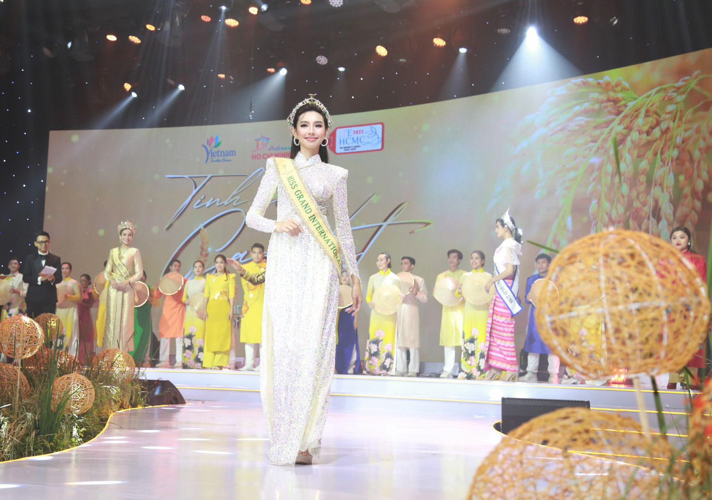 Hoa hậu Thùy Tiên thả dáng yêu kiều.