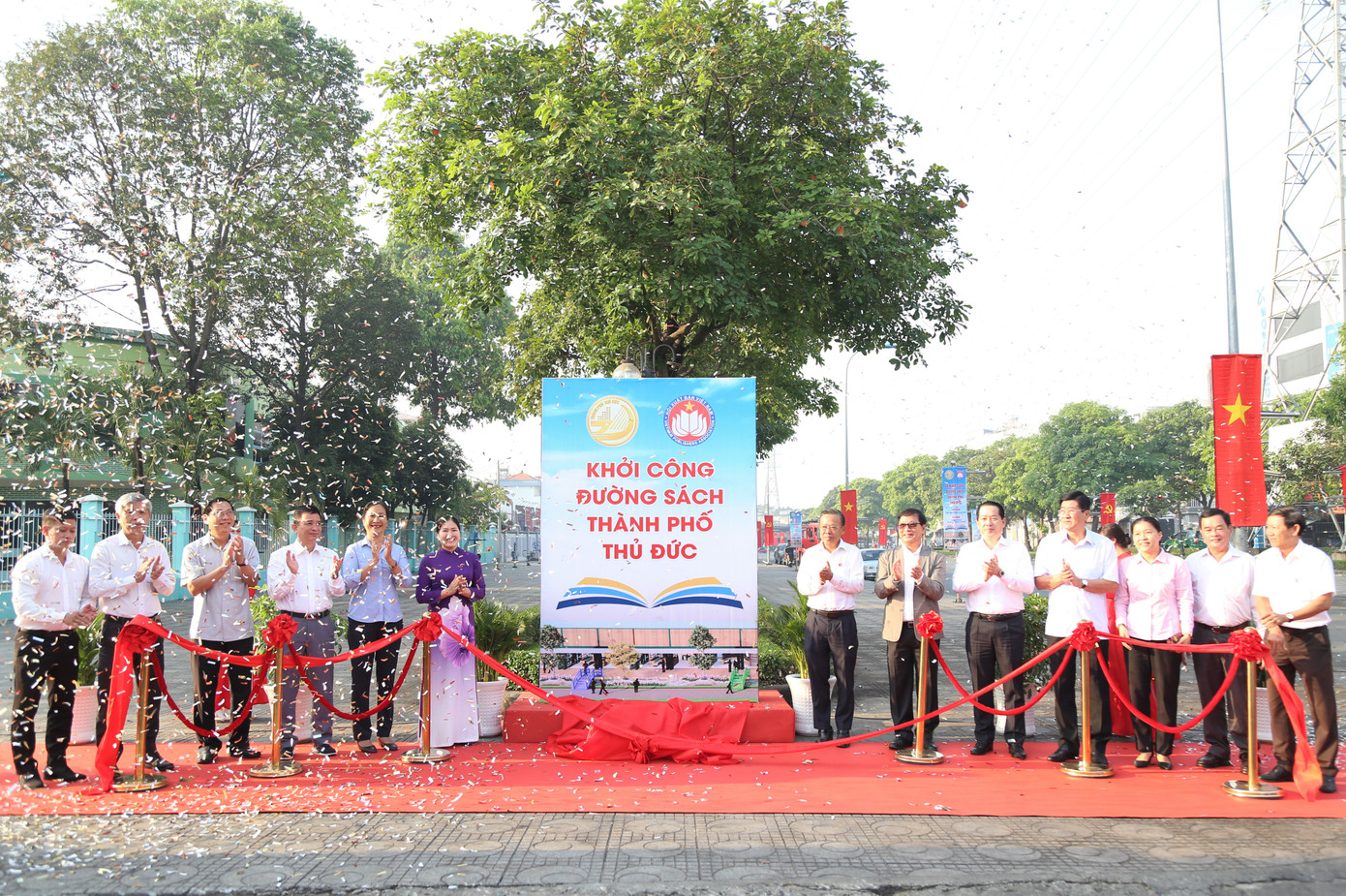 Lãnh đạo TP. Thủ Đức, Hội Xuất bản Việt Nam thực hiện nghi thức khởi công xây dựng công trình Đường sách thành phố Thủ Đức. Ảnh: Ngô Tùng. Lãnh đạo TP. Thủ Đức, Hội Xuất bản Việt Nam thực hiện nghi thức khởi công xây dựng công trình Đường sách thành phố Thủ Đức. Ảnh: Ngô Tùng.