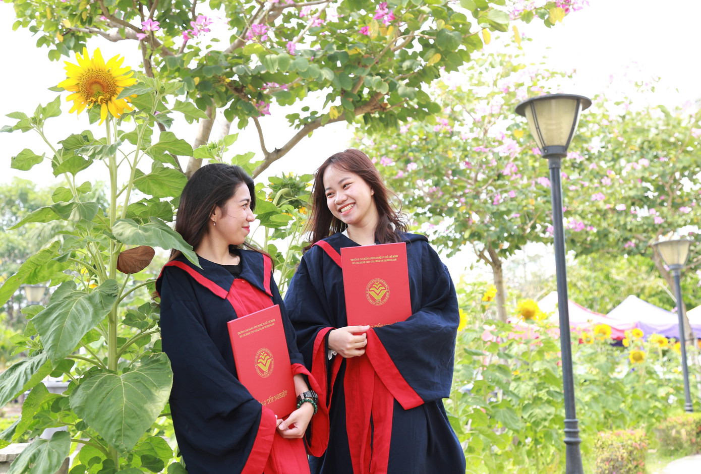 Đôi bạn xứ Quảng lưu kỷ niệm trong khung cảnh đậm sắc xuân.