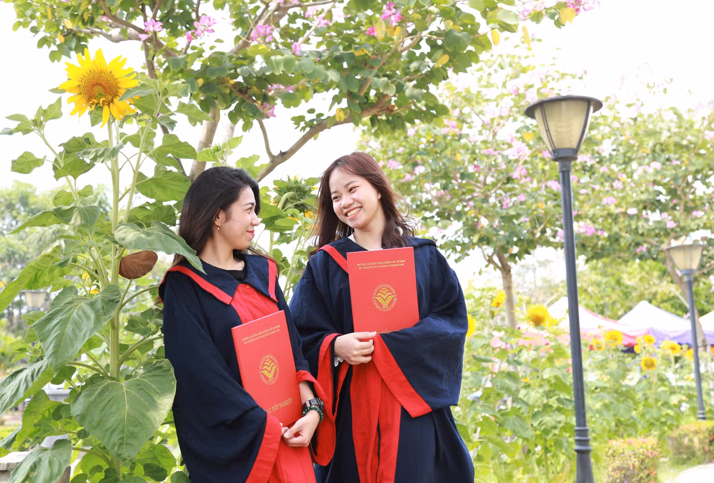 Đôi bạn xứ Quảng lưu kỷ niệm trong khung cảnh đậm sắc xuân.