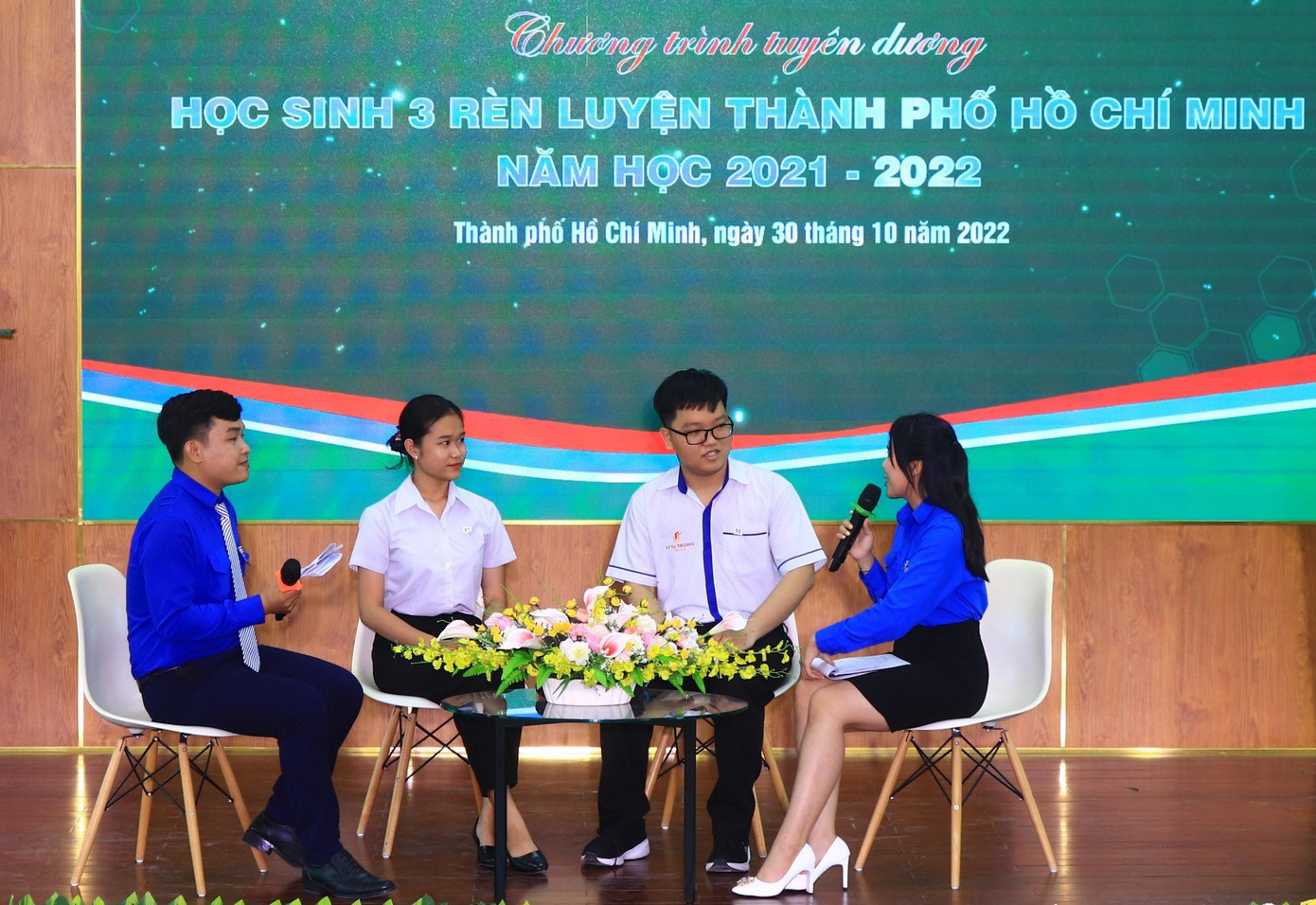 Bạn trẻ chia sẻ hành trình rèn luyện của mình.