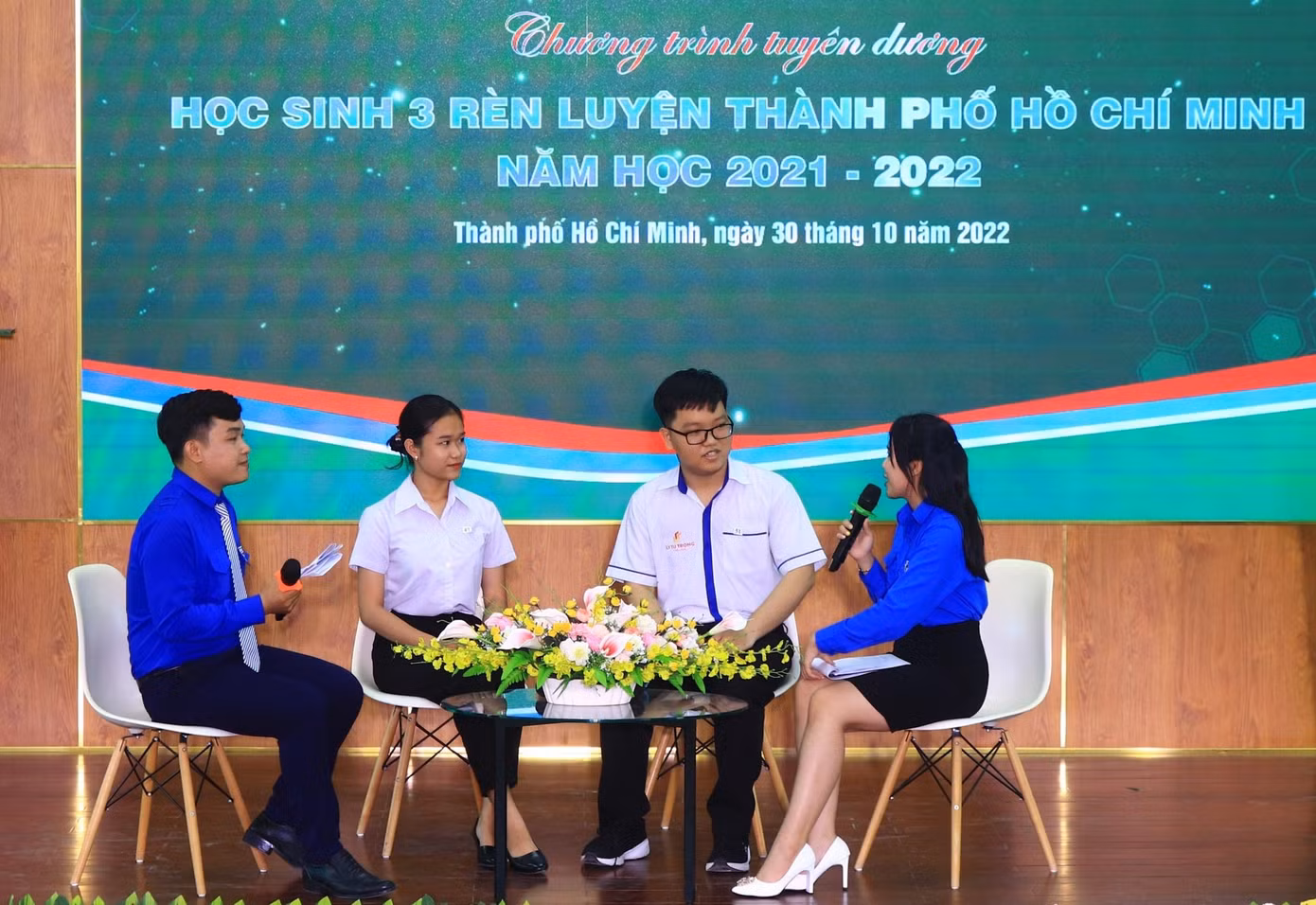 Bạn trẻ chia sẻ hành trình rèn luyện của mình.