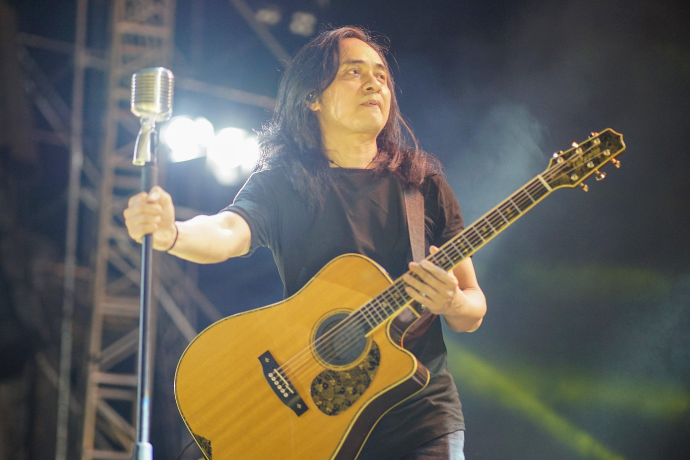 Guitarist Tuấn Hùng bên chiếc micro tưởng nhớ cố thủ lĩnh Trần Lập.