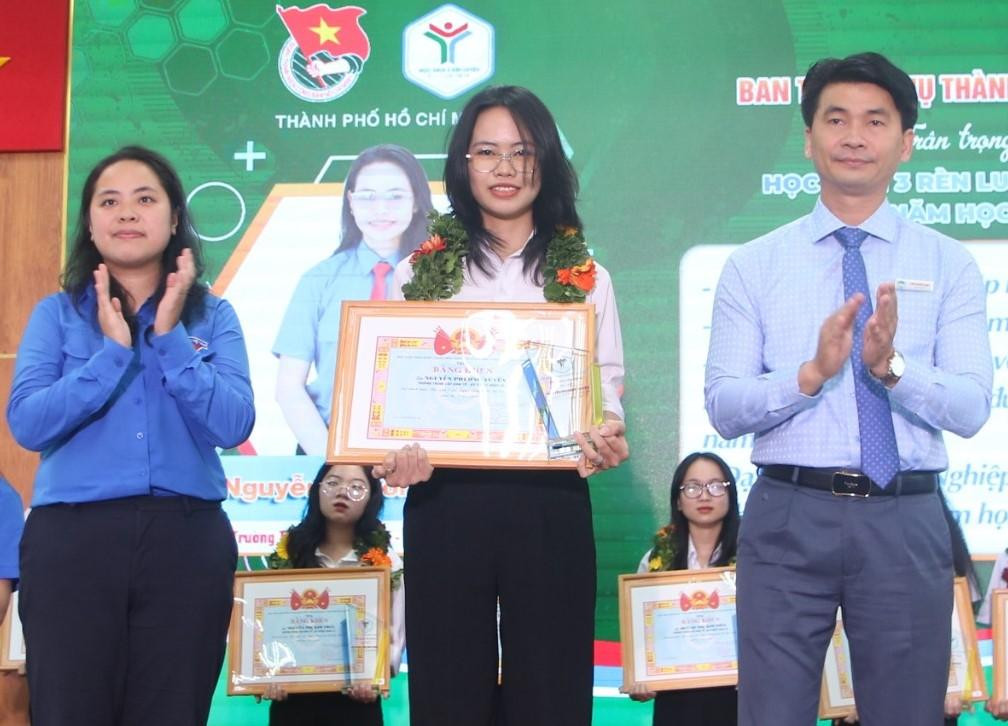 Phó Bí thư Thành Đoàn TPHCM Trịnh Thị Hiền Trân và đại biểu tuyên dương bạn trẻ tiêu biểu.