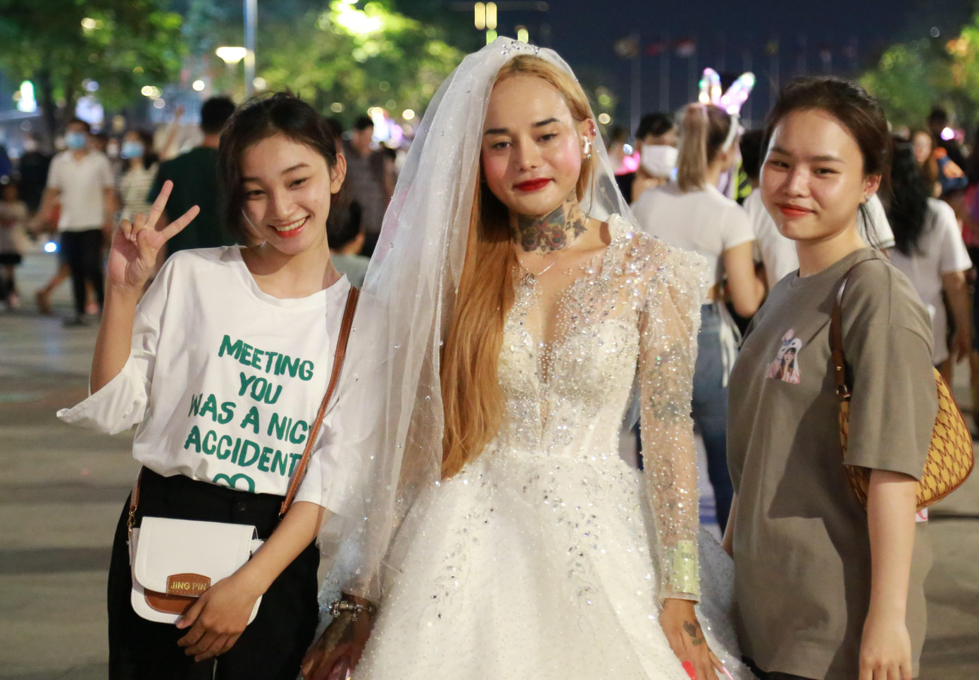 Bạn trẻ cho biết mua bộ váy này để "năm sau có đám cưới thì mặc". "Hôm nay đúng dịp lễ hội hóa trang nên mình mới dám mặc đi chơi", Phong Li cho hay. Bạn trẻ cho biết mua bộ váy này để "năm sau có đám cưới thì mặc". "Hôm nay đúng dịp lễ hội hóa trang nên mình mới dám mặc đi chơi", Phong Li cho hay.