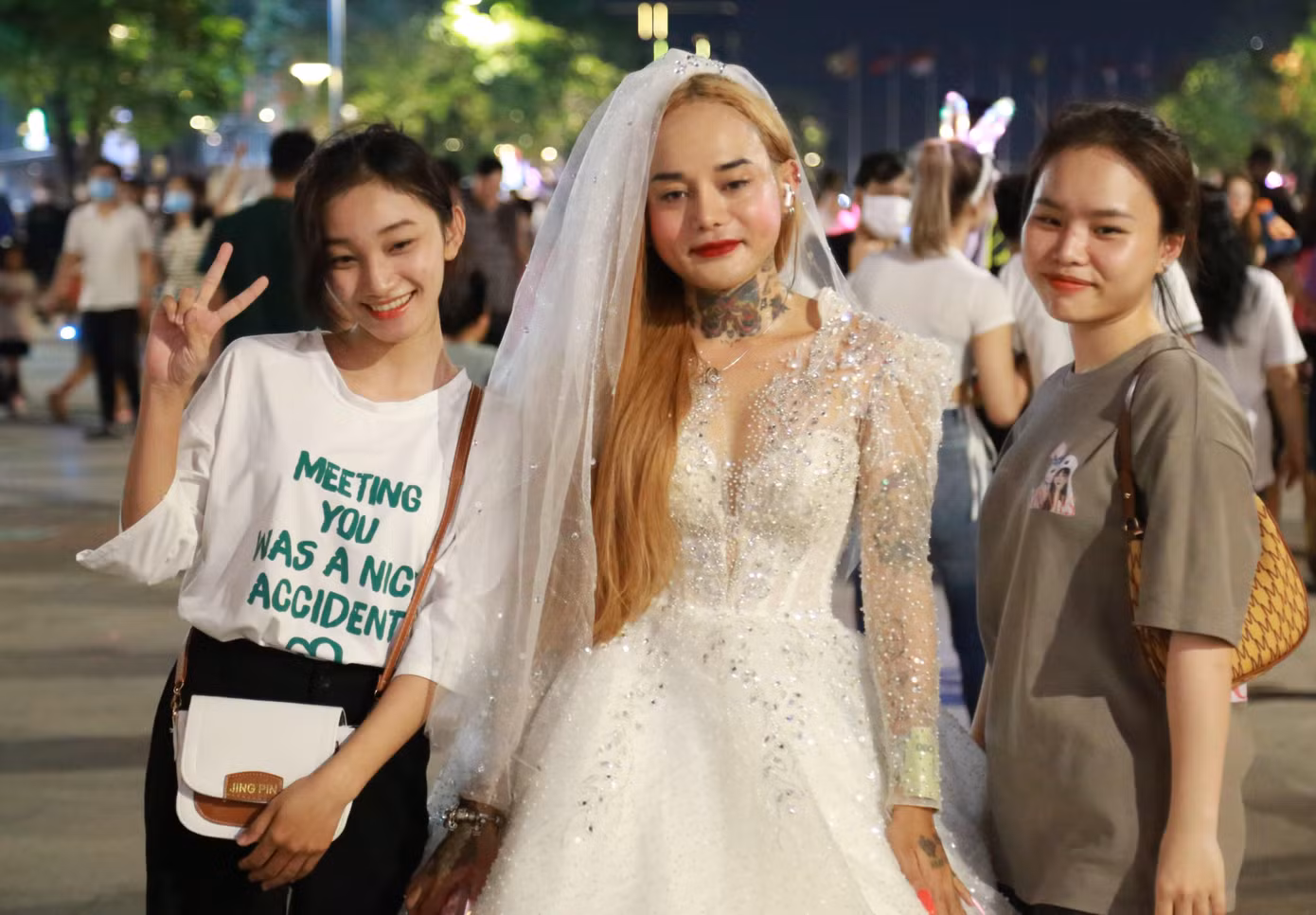 Bạn trẻ cho biết mua bộ váy này để "năm sau có đám cưới thì mặc". "Hôm nay đúng dịp lễ hội hóa trang nên mình mới dám mặc đi chơi", Phong Li cho hay.