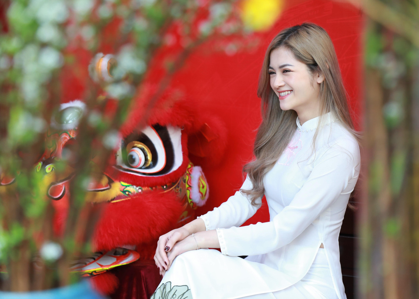 Bạn trẻ đến với không gian Tết cổ truyền, khoe sắc giữa 'rừng' mai vàng rực rỡ ảnh 11 Bạn trẻ đến với không gian Tết cổ truyền, khoe sắc giữa 'rừng' mai vàng rực rỡ ảnh 11