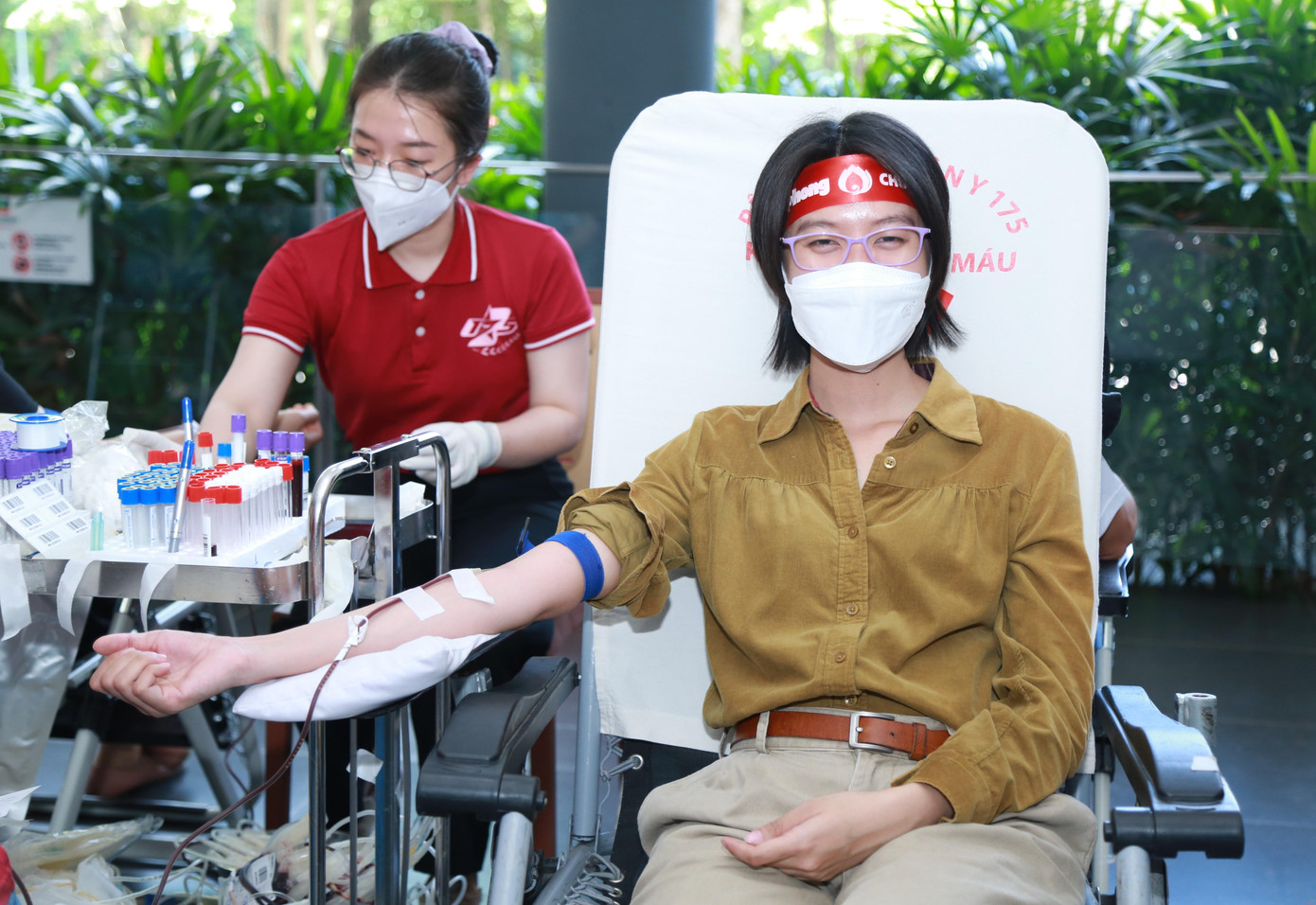 Góp lời ca tiếng hát tại Chủ nhật Đỏ, ca sĩ Hoàng Trang còn nhiệt tình hiến máu. Đây cũng là lần đầu tiên giọng ca &quot;Ta đã thấy gì trong đêm nay&quot; tham gia hiến máu.