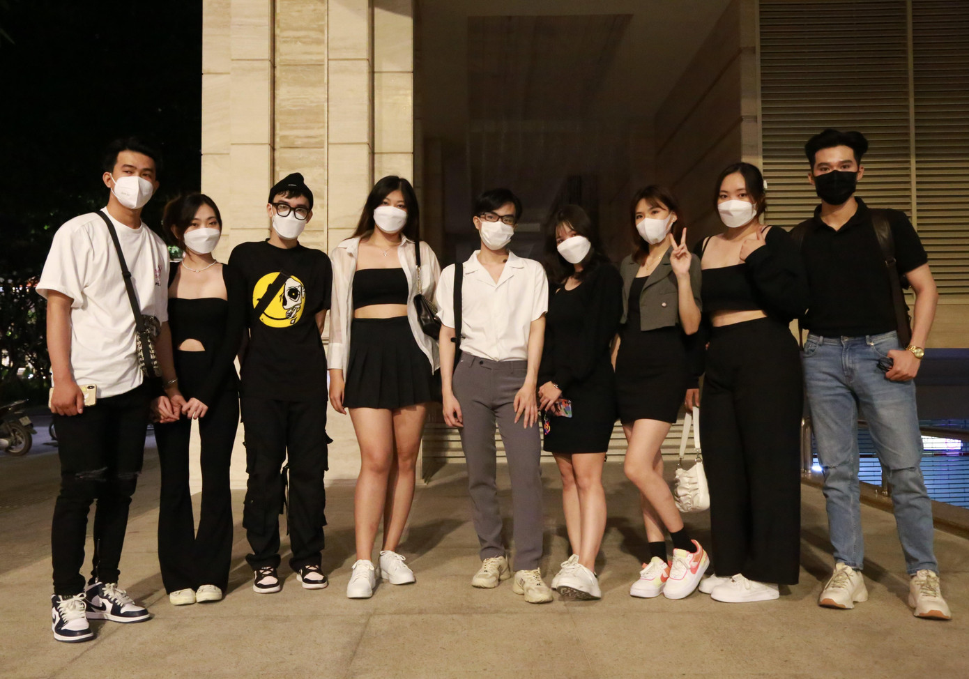 Nhóm bạn đã tập trung ở phố Nguyễn Huệ từ lúc hơn 20h30 để xem chương trình âm nhạc countdown và ăn uống, trò chuyện cùng nhau. Sau khi chụp hình kỷ niệm, nhóm bạn tiếp tục di chuyển đến một địa điểm khác để vui chơi mừng năm mới.