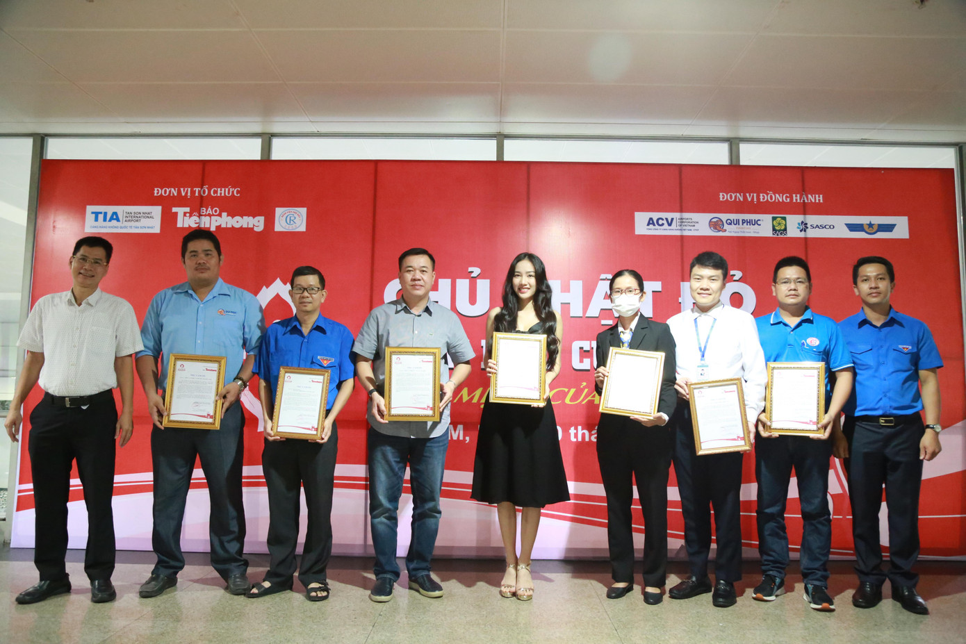 Nhà báo Lý Thành Tâm (bìa trái) trao thư cám ơn đến các đơn vị, cá nhân đồng hành với chương trình Chủ nhật Đỏ.