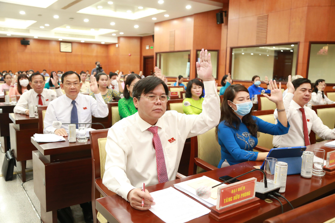 Đại biểu biểu quyết thông qua các nghị quyết. Ảnh: Ngô Tùng