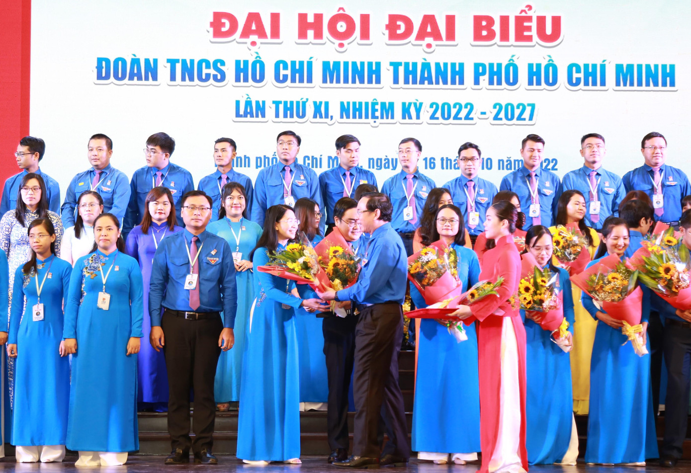 Bí thư Thành ủy TPHCM Nguyễn Văn Nên trao hoa chúc mừng tập thể Ban Chấp hành Thành Đoàn khóa XI. Bí thư Thành ủy TPHCM Nguyễn Văn Nên trao hoa chúc mừng tập thể Ban Chấp hành Thành Đoàn khóa XI.