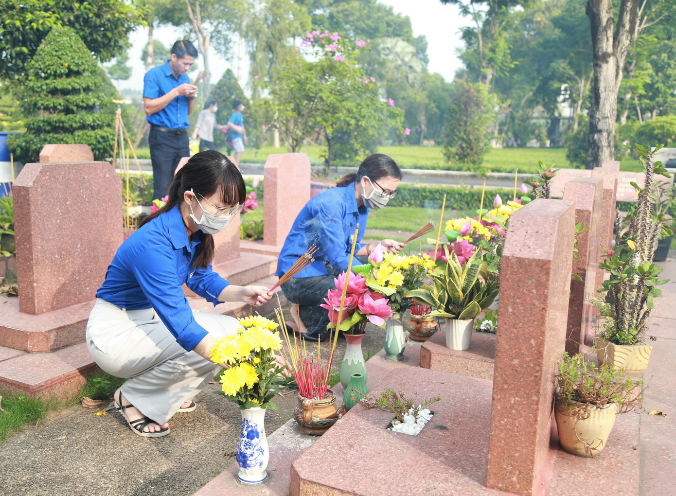 Các bạn đoàn viên thanh niên Đoàn Cơ quan ĐHQG TPHCM thắp hương trước anh linh các Anh hùng liệt sĩ đã ngã xuống vì nền độc lập, tự do của dân tộc.