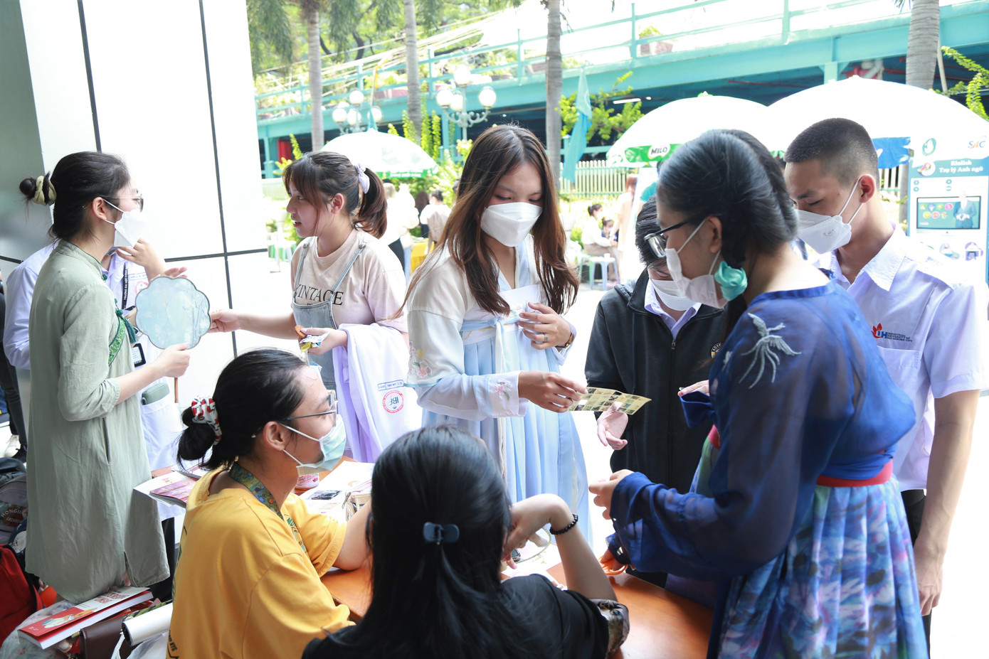 Bạn trẻ tìm hiểu văn hóa các quốc gia qua thử thách minigame.