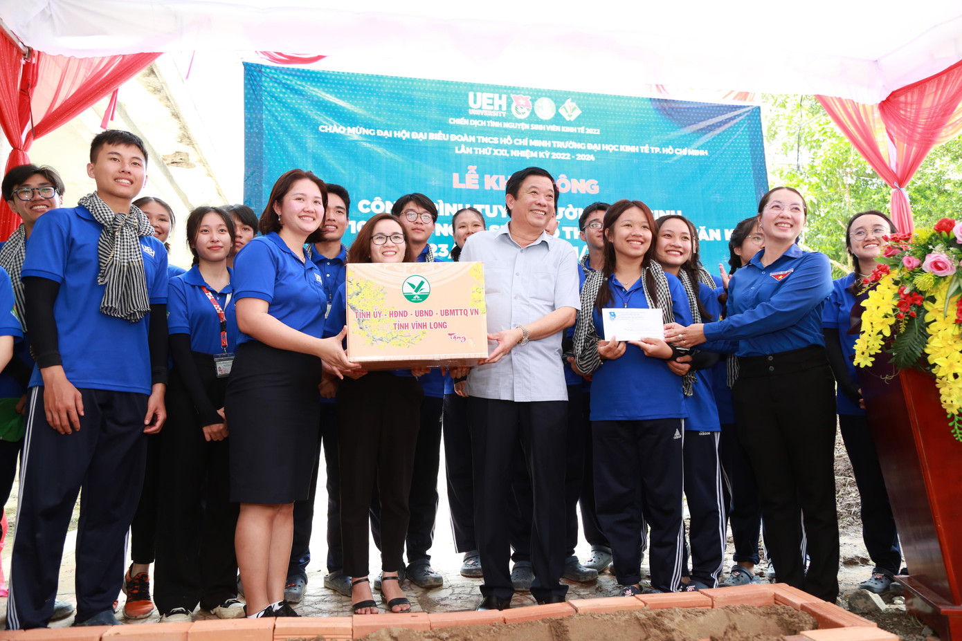 Lãnh đạo tỉnh Vĩnh Long, TPHCM trao quà động viên các bạn chiến sĩ Mùa hè xanh Đại học Kinh tế TPHCM đang thực hiện các phần việc tại địa bàn huyện Vũng Liêm. Lãnh đạo tỉnh Vĩnh Long, TPHCM trao quà động viên các bạn chiến sĩ Mùa hè xanh Đại học Kinh tế TPHCM đang thực hiện các phần việc tại địa bàn huyện Vũng Liêm.