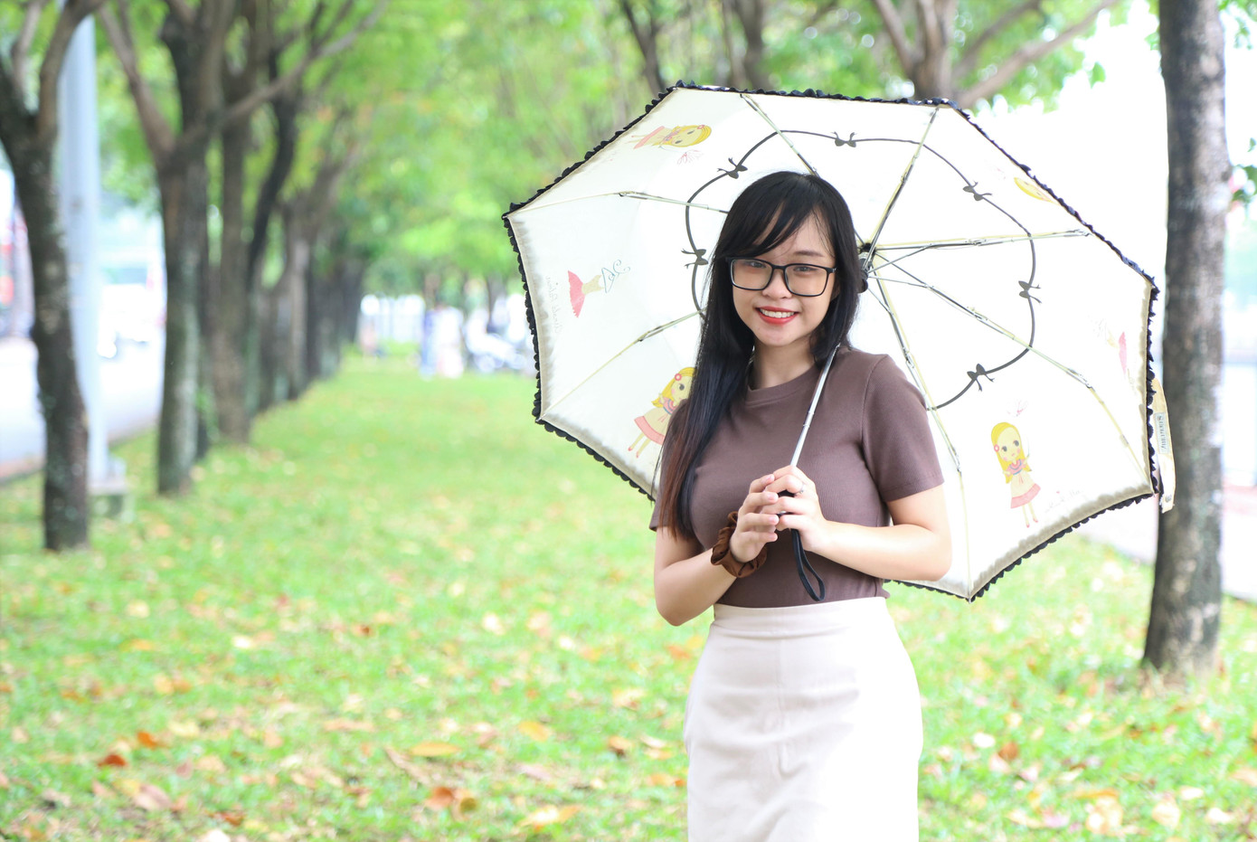 Sáng cuối tuần, bạn Phạm Nguyễn Mai Vy (vừa tốt nghiệp Đại học Y khoa Phạm Ngọc Thạch) cùng mẹ sửa soạn váy áo thật đẹp đến đoạn đường này để chụp ảnh. Hai mẹ con đến đây khá sớm để tận hưởng không gian vắng vẻ, yên bình.