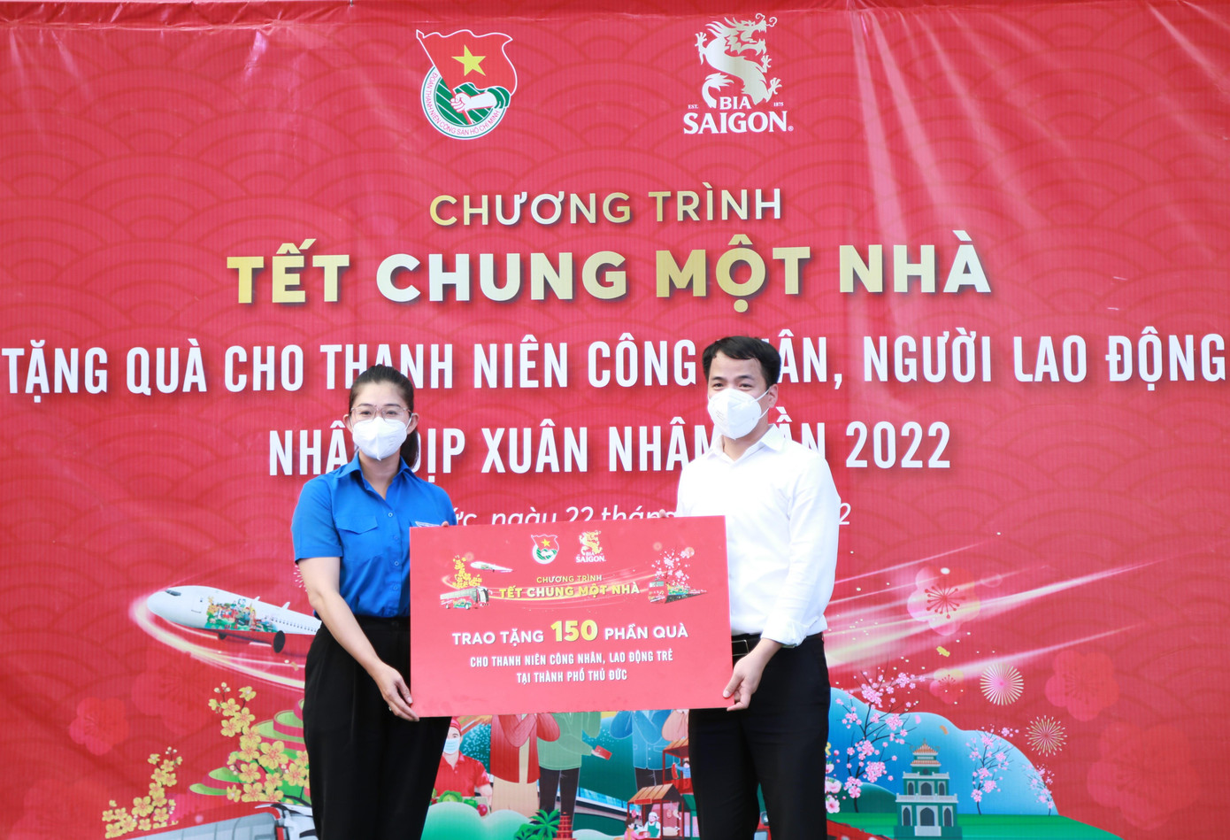 Bí thư T.Ư Đoàn Ngô Văn Cương trao 150 phần quà của đơn vị đồng hành nhằm thực hiện chăm lo cho người lao động có hoàn cảnh khó khăn.