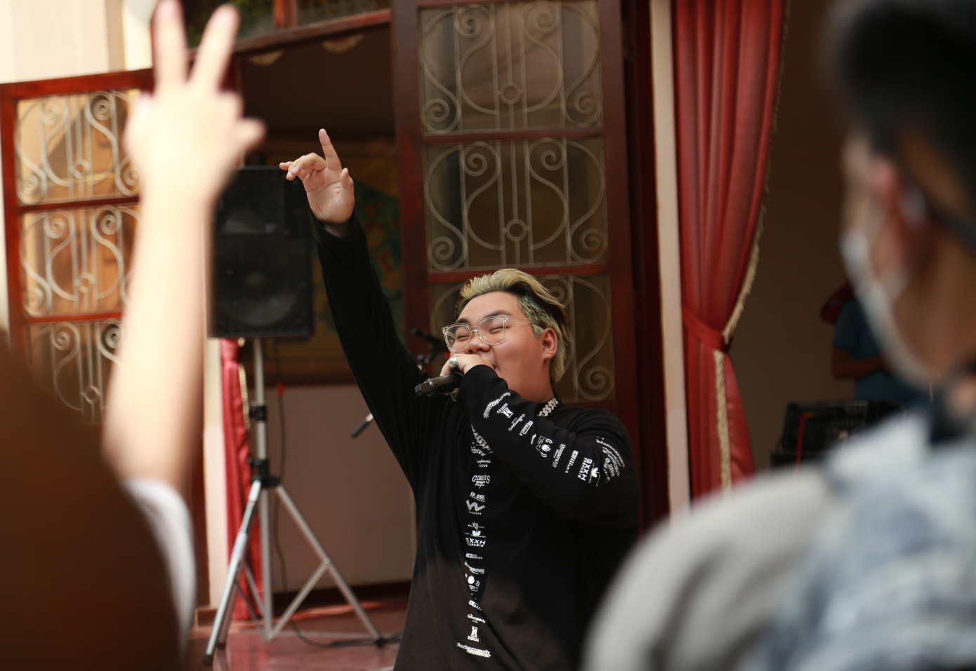 Chàng rapper từng tham gia Rap Việt khuấy động không gian âm nhạc tại ngày hội - Ảnh: Ngô Tùng