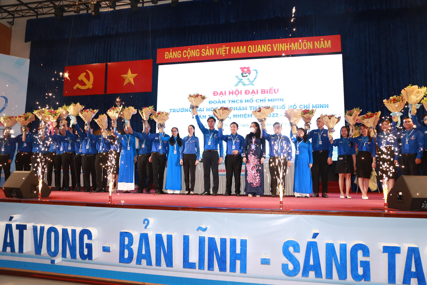Tập thể Ban Chấp hành Đoàn TNCS Hồ Chí Minh Trường Đại học Sư phạm TPHCM khóa XX, nhiệm kỳ 2022 - 2024 ra mắt đại hội - Ảnh: Ngô Tùng Tập thể Ban Chấp hành Đoàn TNCS Hồ Chí Minh Trường Đại học Sư phạm TPHCM khóa XX, nhiệm kỳ 2022 - 2024 ra mắt đại hội - Ảnh: Ngô Tùng