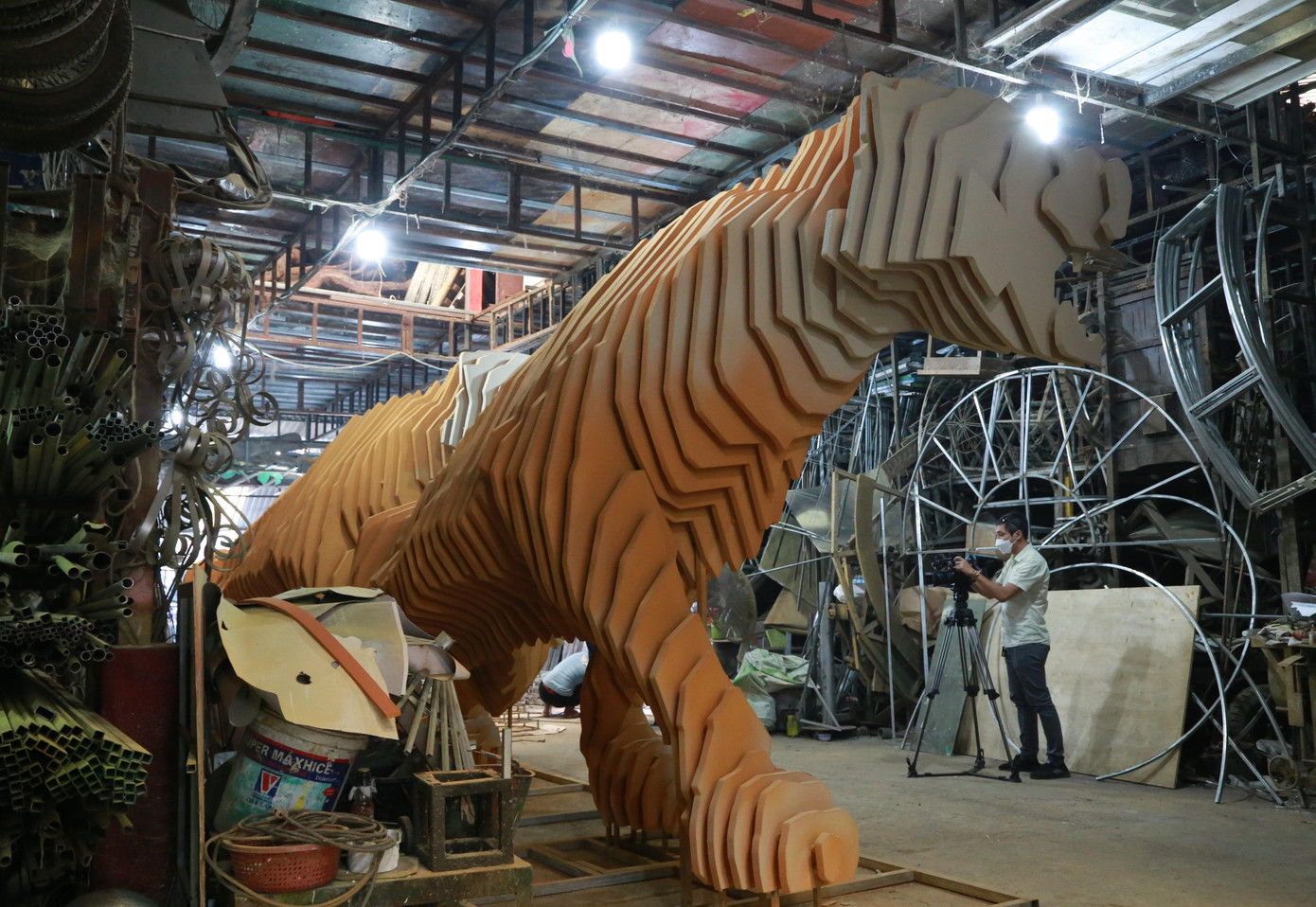 Một trong những yếu tố quan trọng và được chú ý bậc nhất tại đường hoa Nguyễn Huệ dịp Tết mỗi năm là linh vật. Tết Nhâm Dần 2022, Ban tổ chức thực hiện hơn 10 chú hổ đặt ở nhiều vị trí khác nhau trên đường hoa. Trong đó nổi bật nhất là đôi hổ cao khoảng 3m, dài 7m đặt ở khu vực trung tâm đường hoa.