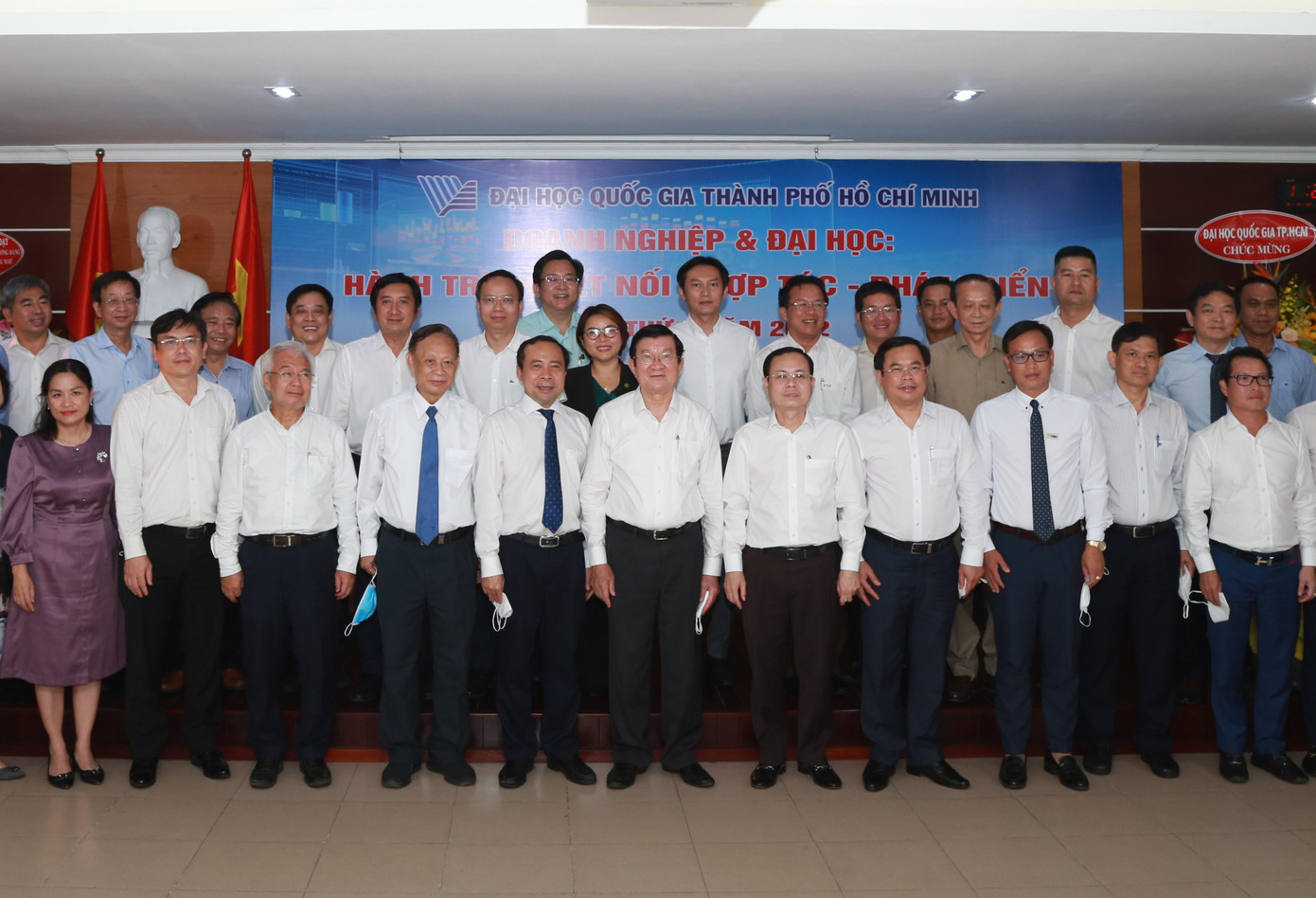 Nguyên Chủ tịch nước Trương Tấn Sang chụp ảnh lưu niệm với tập thể cán bộ các đơn vị thuộc hệ thống ĐHQG TPHCM và cộng đồng doanh nghiệp có mong muốn đầu tư vào các dự án phát triển của đại học này.