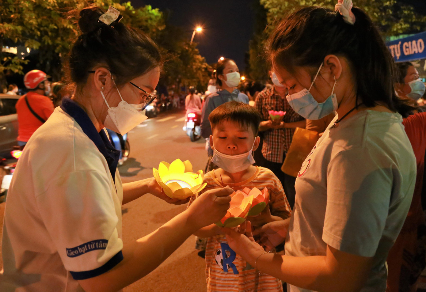 Bạn trẻ thắp sáng hoa đăng.