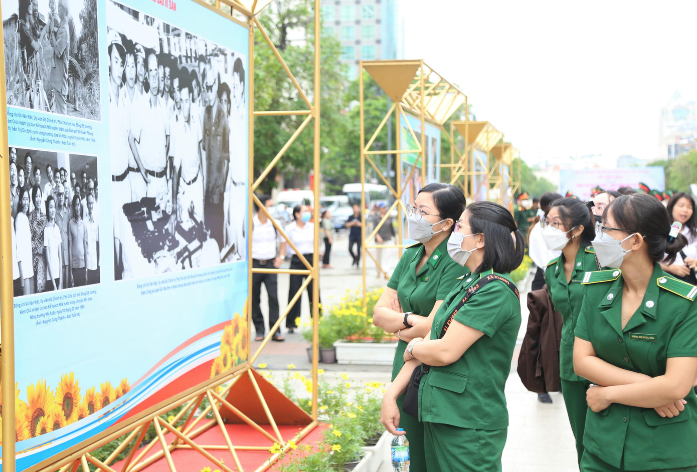 Cán bộ, viên chức, người lao động Lực lượng TNXP TPHCM tham quan triển lãm về cố Thủ tướng Võ Văn Kiệt đang diễn ra trên Phố đi bộ Nguyễn Huệ. Ảnh: Ngô Tùng Cán bộ, viên chức, người lao động Lực lượng TNXP TPHCM tham quan triển lãm về cố Thủ tướng Võ Văn Kiệt đang diễn ra trên Phố đi bộ Nguyễn Huệ. Ảnh: Ngô Tùng