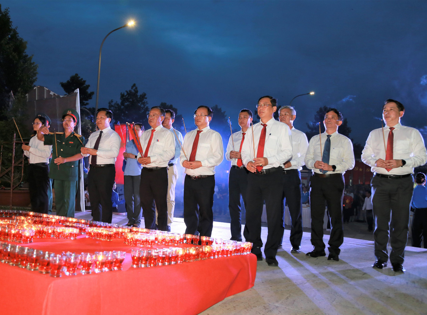 Trước đó vào chiều tối cùng ngày (27/7), tại Bia tưởng niệm các liệt sĩ chiến đấu bảo vệ cầu Rạch Chiếc trong chiến dịch Hồ Chí Minh (phường An Phú, TP. Thủ Đức), Thành ủy - HĐND - Ủy ban MTTQ Việt Nam TP. Thủ Đức (TPHCM) đã tổ chức dâng hoa, dâng hương, thắp nến và thả hoa đăng tri ân các Anh hùng liệt sĩ đã ngã xuống nơi đây trong những ngày cuối tháng 4 hào hùng của 47 năm về trước. Tại khu vực cầu Rạch Chiếc này, các chiến sĩ cách mạng đã chiến đấu và anh dũng hy sinh để bảo vệ cây cầu huyết mạch, hỗ trợ các cánh quân chủ lực của ta tiến vào Sài Gòn làm nên đại thắng mùa Xuân năm 1975.