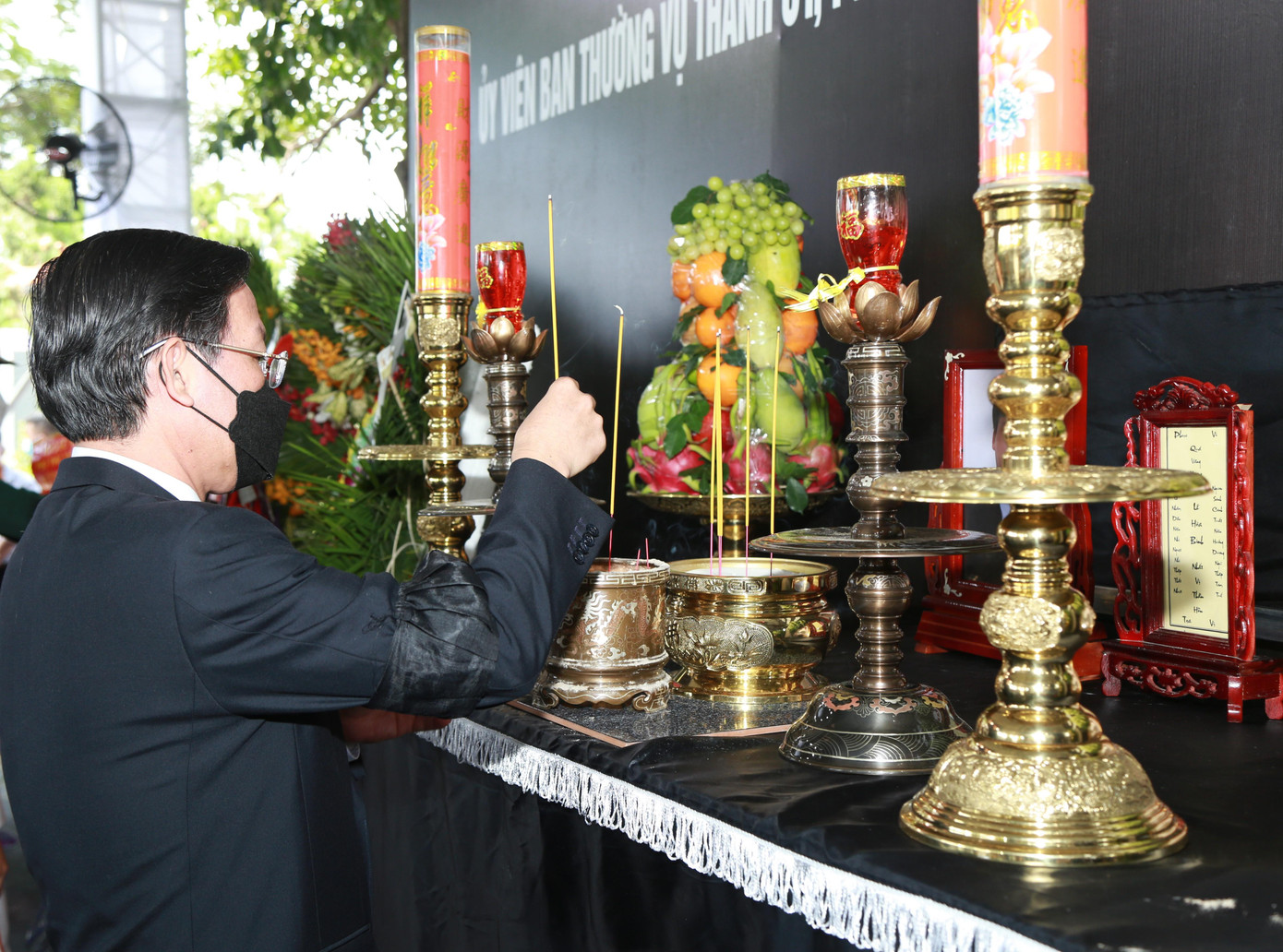 Phó Bí thư Thường trực Thành ủy, Chủ tịch UBND TPHCM Phan Văn Mãi thắp hương tiễn biệt người đồng chí, đồng đội thân thiết. Phó Bí thư Thường trực Thành ủy, Chủ tịch UBND TPHCM Phan Văn Mãi thắp hương tiễn biệt người đồng chí, đồng đội thân thiết.