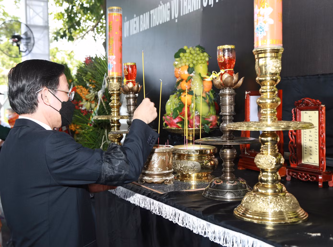 Phó Bí thư Thường trực Thành ủy, Chủ tịch UBND TPHCM Phan Văn Mãi thắp hương tiễn biệt người đồng chí, đồng đội thân thiết.