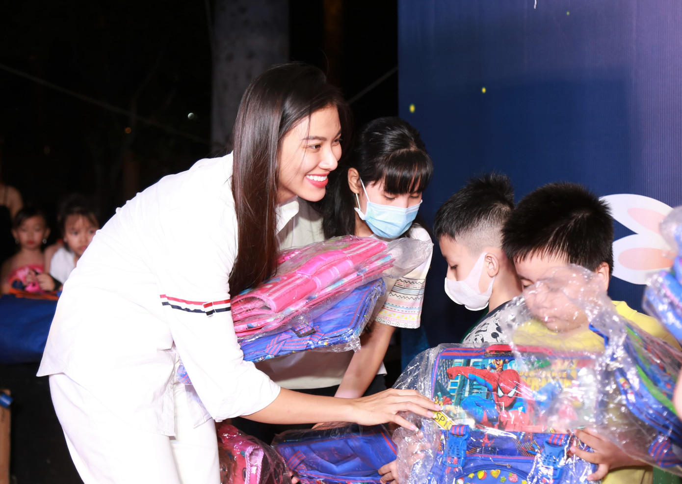 Á hậu Siêu quốc gia 2022 Nguyễn Huỳnh Kim Duyên tặng quà cho các bạn nhỏ.