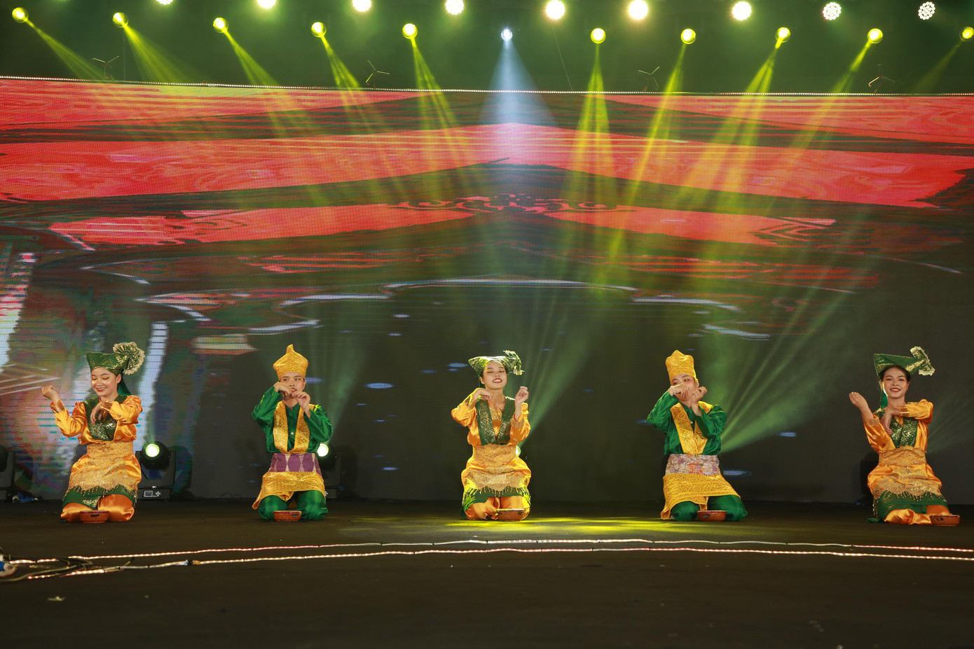 Các bạn trẻ trình diễn tiết mục múa truyền thống của đất nước vạn đảo Indonesia.