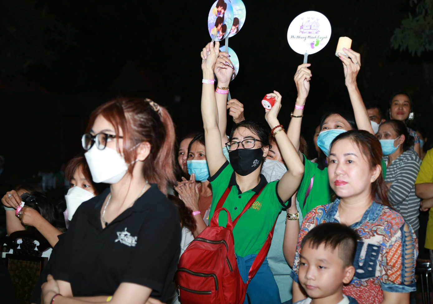 Dù phải đứng suốt hơn 3 giờ do không đủ chỗ ngồi, nhiều khán giả, người hâm mộ vẫn nhiệt tình nán lại đến phút cuối để thưởng thức trọn vẹn những nhạc phẩm kỷ niệm về cố nghệ sĩ Phi Nhung. Đêm nhạc kết thúc lúc 12 giờ khuya. Dù phải đứng suốt hơn 3 giờ do không đủ chỗ ngồi, nhiều khán giả, người hâm mộ vẫn nhiệt tình nán lại đến phút cuối để thưởng thức trọn vẹn những nhạc phẩm kỷ niệm về cố nghệ sĩ Phi Nhung. Đêm nhạc kết thúc lúc 12 giờ khuya.