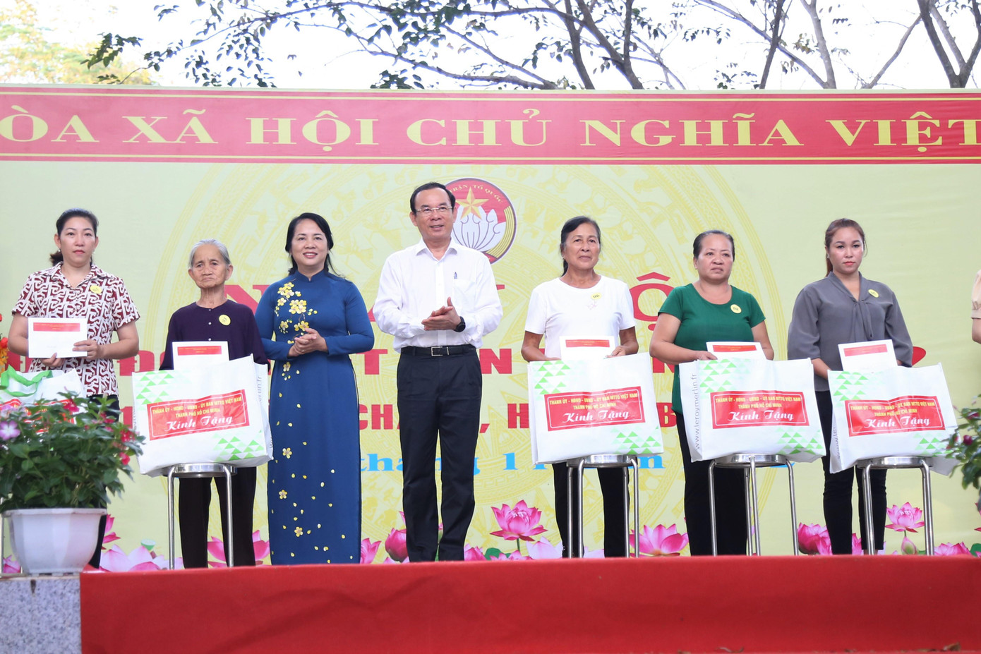 Lãnh đạo TPHCM trao quà đến bà con tại ngày hội. Lãnh đạo TPHCM trao quà đến bà con tại ngày hội.