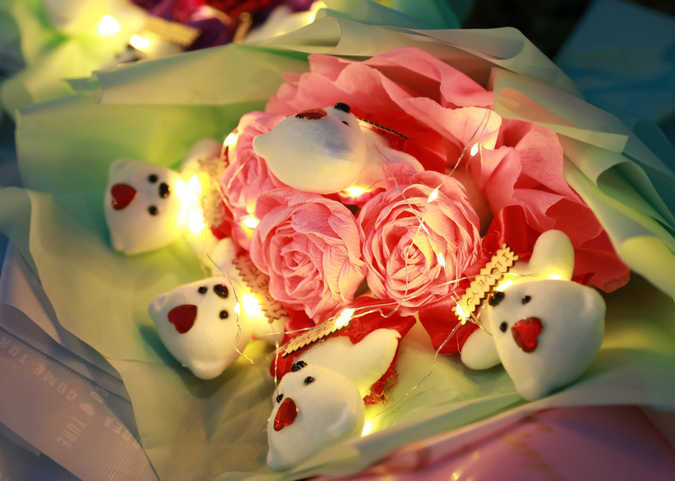 Cùng với nhiều món quà truyền thống, các mặt hàng quà tặng năm nay trở nên mới mẻ và rực rỡ hơn khi được thêm thắt bóng đèn led cùng một số phụ kiện đi kèm để tạo điểm nhấn.