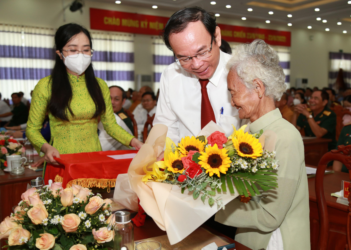 Bí thư Thành ủy TPHCM Nguyễn Văn Nên tặng hoa và quà cho Mẹ Việt Nam anh hùng Kiều Thị Nông. Bí thư Thành ủy TPHCM Nguyễn Văn Nên tặng hoa và quà cho Mẹ Việt Nam anh hùng Kiều Thị Nông.