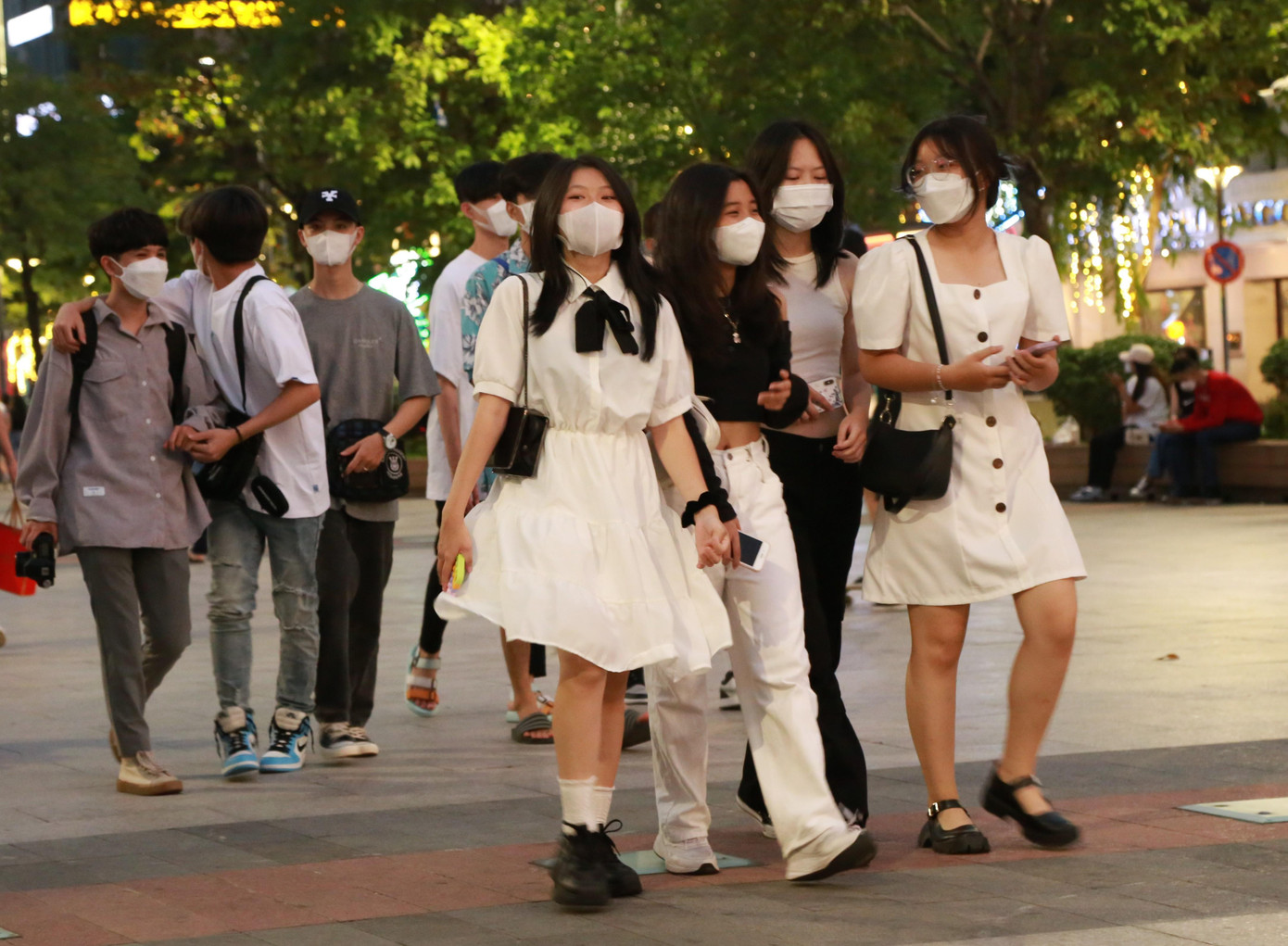 Chiều muộn, anh Huy Hoàng (ngụ Đồng Nai) cùng bạn gái ra phố đi bộ Nguyễn Huệ thư giãn. &quot;Mình làm trong ngành dịch vụ nên cũng không có nhiều thời gian nghỉ. Hôm nay tranh thủ cuối tuần nên dẫn bạn đi chơi cho có không khí&quot;, Hoàng nói.