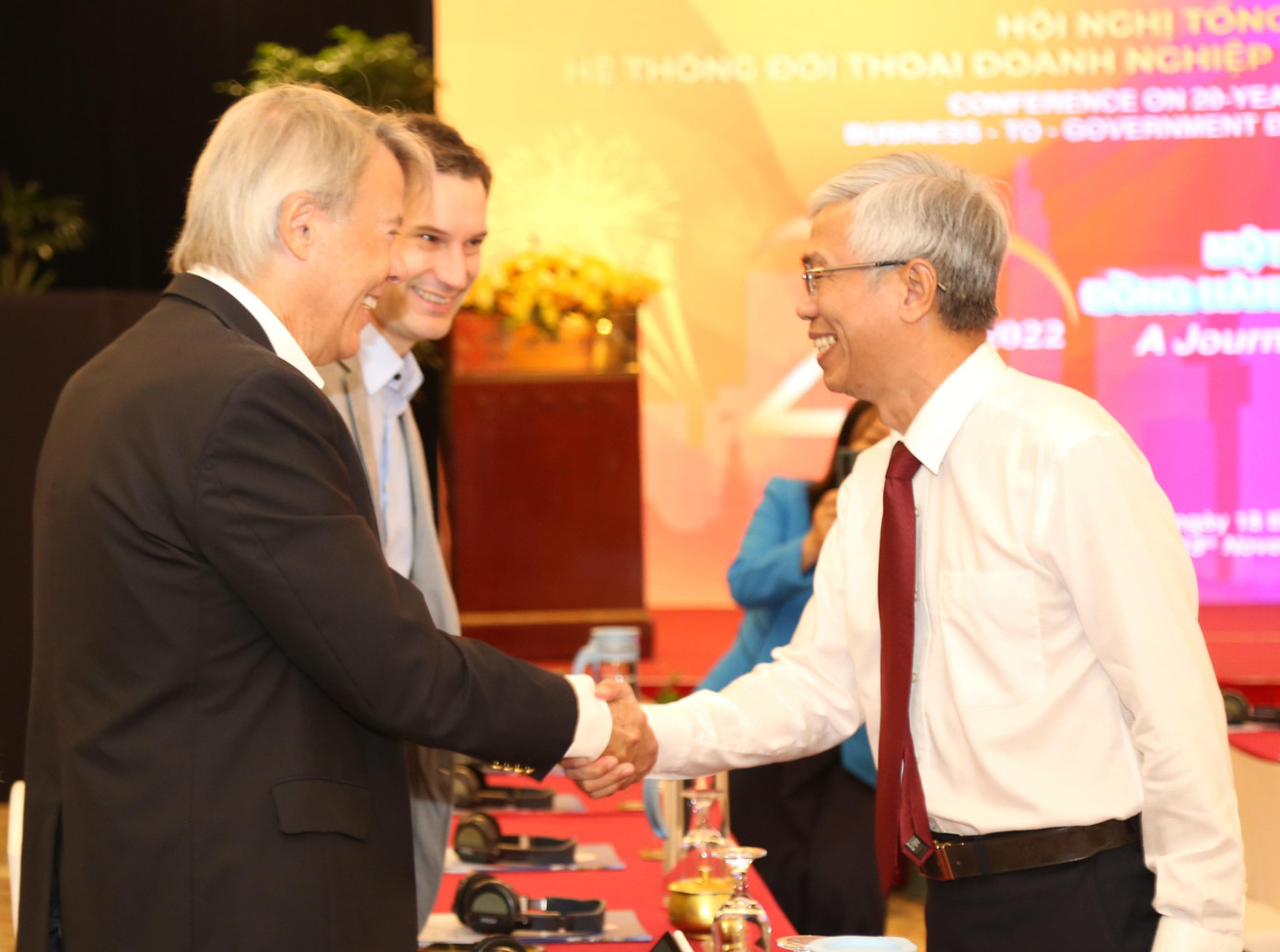 Ông Võ Văn Hoan gặp gỡ, trao đổi với đại diện các hiệp hội, doanh nghiệp. Ông Võ Văn Hoan gặp gỡ, trao đổi với đại diện các hiệp hội, doanh nghiệp.