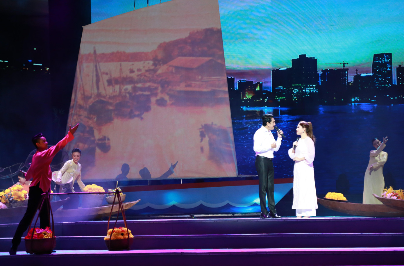 NSƯT Trọng Phúc và Ngọc Đợi trình bày ca khúc "Sức sống những dòng sông"