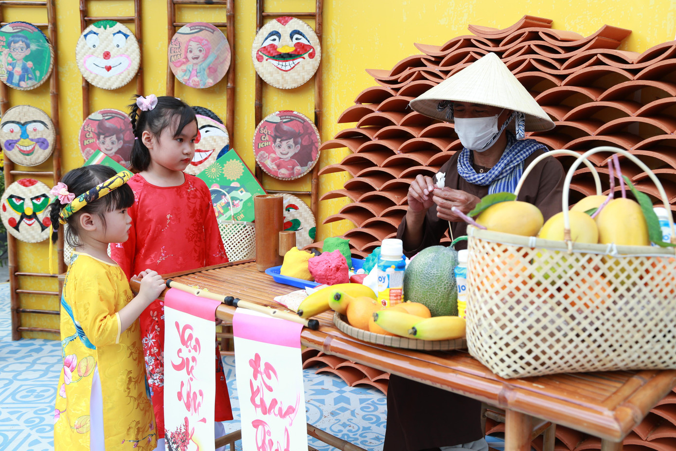 Bên cạnh không gian trưng bày, triển lãm các tiểu cảnh, hoạt cảnh vui chơi, chụp ảnh, địa điểm này còn để bạn trẻ tìm về những giá trị truyền thống. Trong ảnh: Sau khi nặn thành hình, nghệ nhân gửi tặng bạn nhỏ một chú tò he làm quà du xuân.