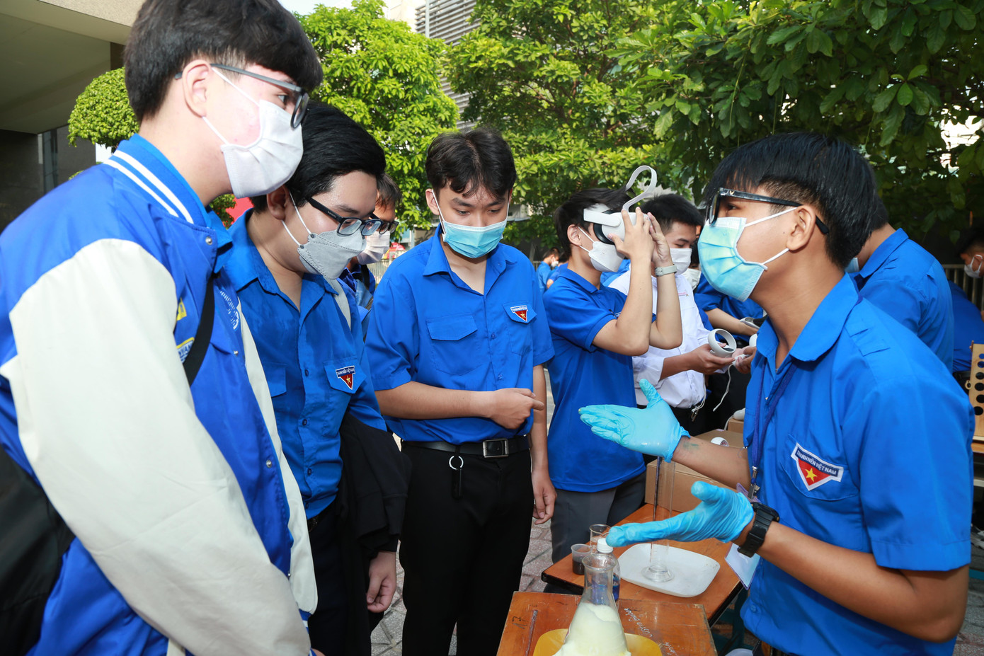 Bạn trẻ tham gia không gian tương tác, học tập bên lề đại hội.