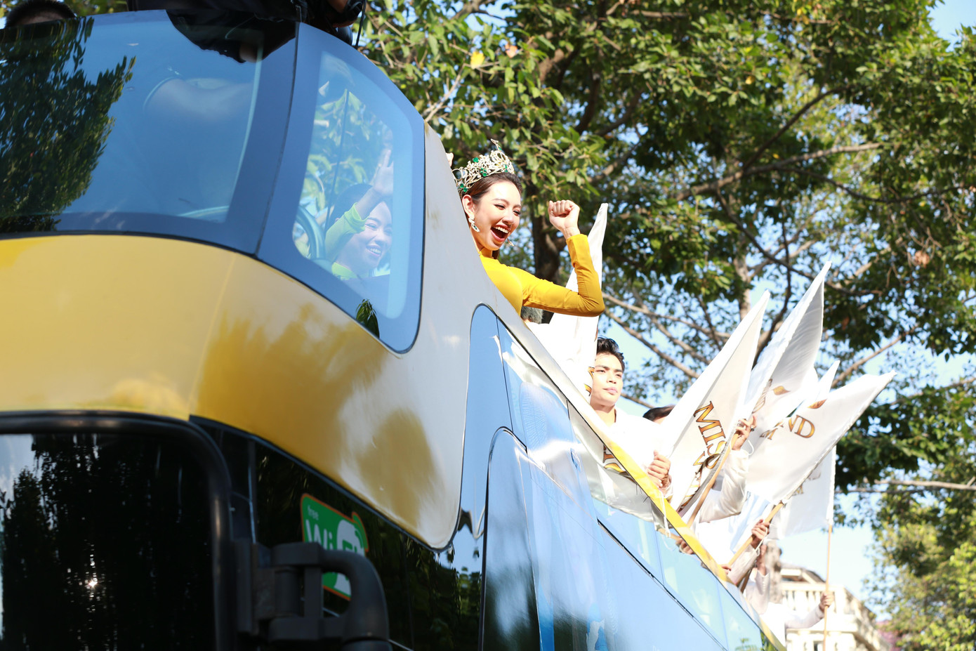 Thùy Tiên liên tục vẫy tay và reo hò đáp lại tình cảm yêu mến của mọi người.