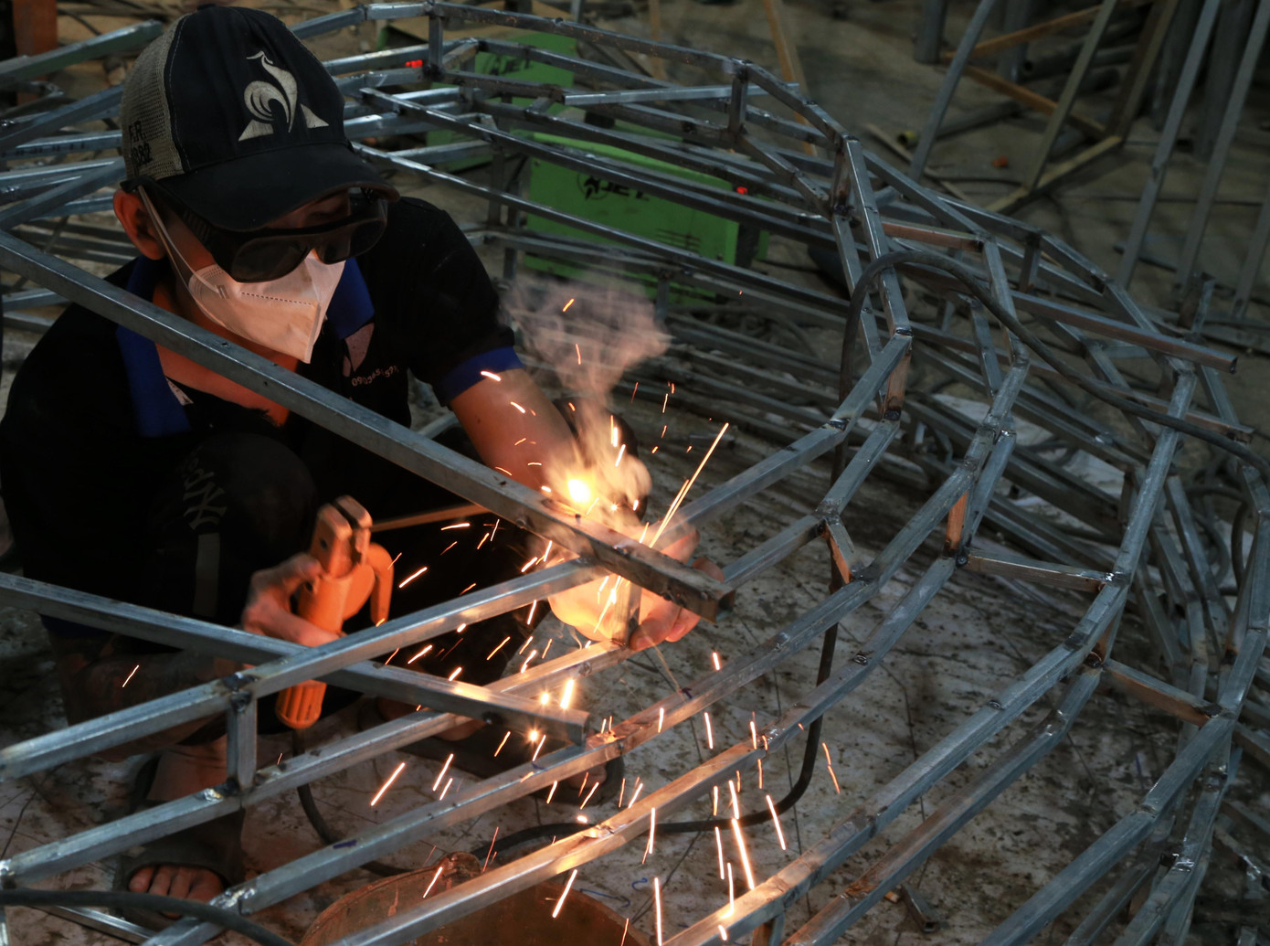 Để có được các tiểu cảnh, mô hình hoành tráng, ấn tượng khi ra mắt công chúng, các nghệ nhân và nhân viên kỹ thuật phải tiến hành lắp ghép bộ khung sườn cần thiết để tạo hình. Tùy vào từng tiểu cảnh sẽ có những công đoạn chế tác phù hợp với chất liệu, linh kiện.