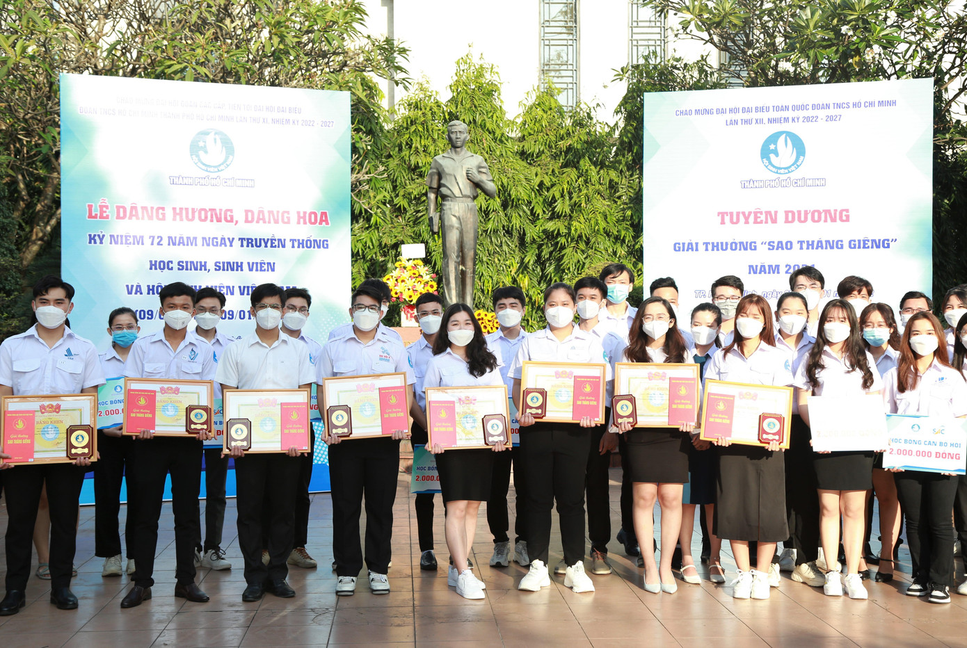 37 bạn cán bộ Hội, hội viên sinh viên xuất sắc được tuyên dương, khen thưởng trong dịp kỷ niệm 72 năm ngày truyền thống Học sinh, sinh viên. 37 bạn cán bộ Hội, hội viên sinh viên xuất sắc được tuyên dương, khen thưởng trong dịp kỷ niệm 72 năm ngày truyền thống Học sinh, sinh viên.